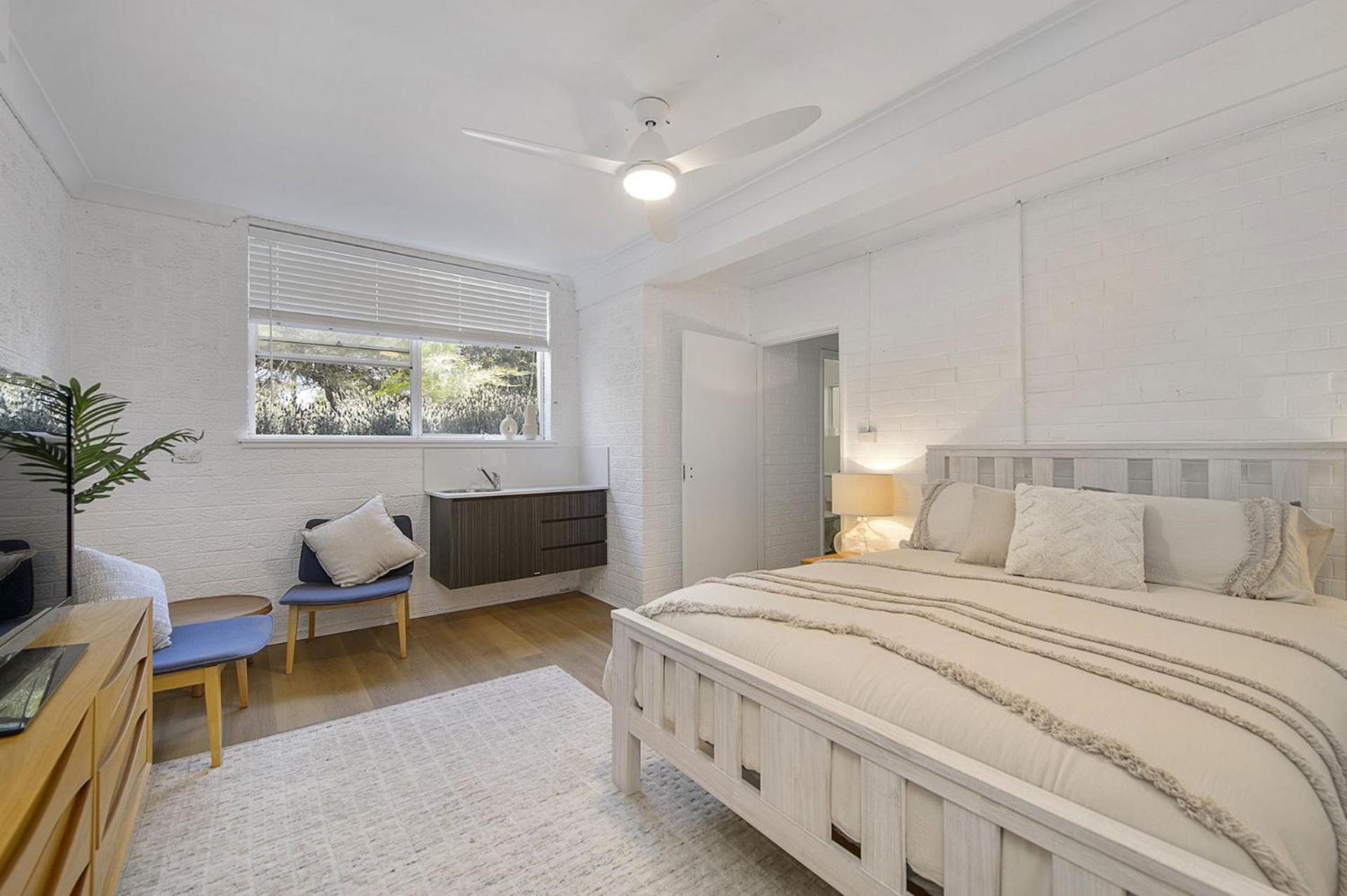 Five-Bedroom House photo 2