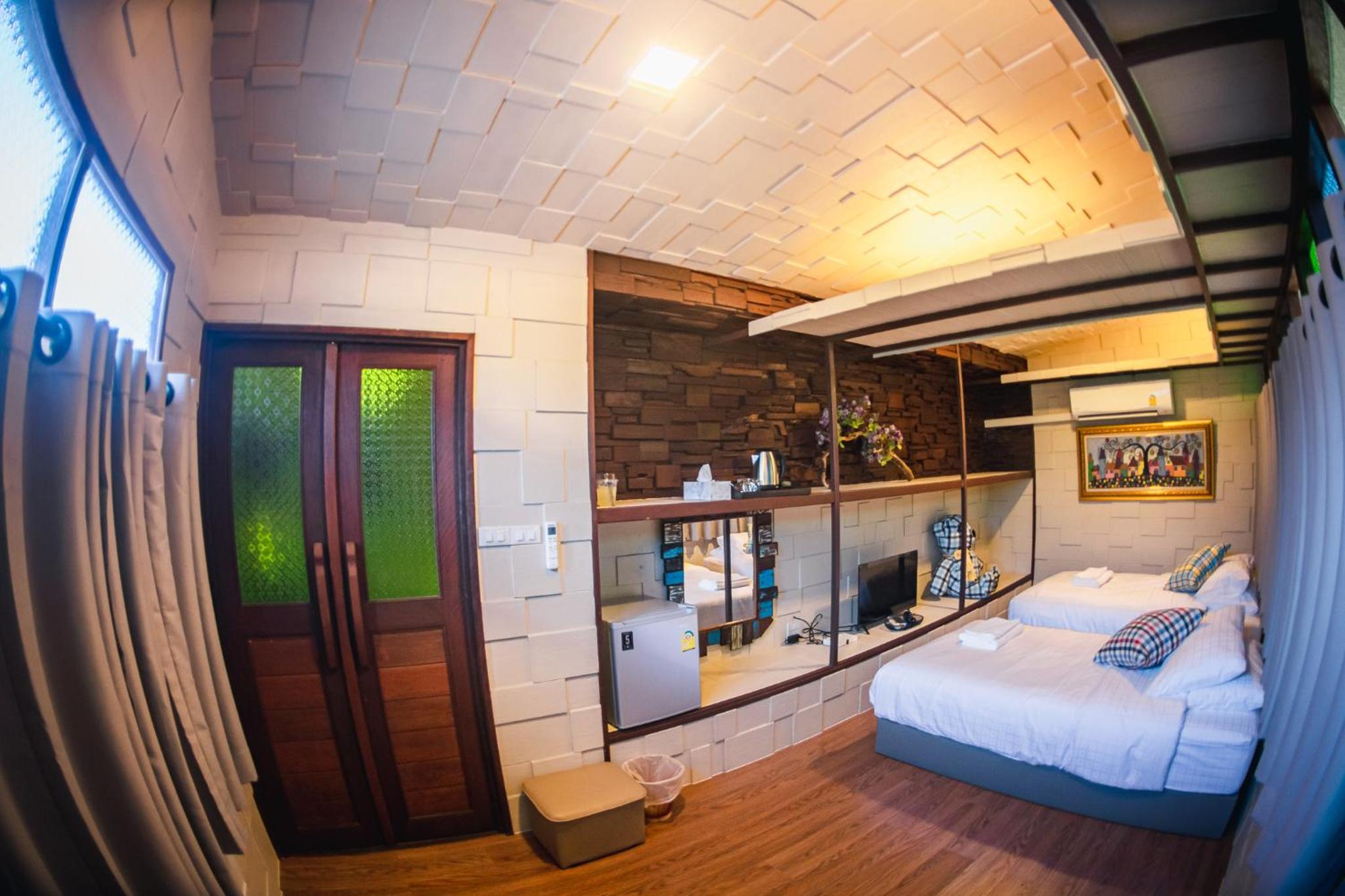 Twin Room with Private Bathroom - Photo 3