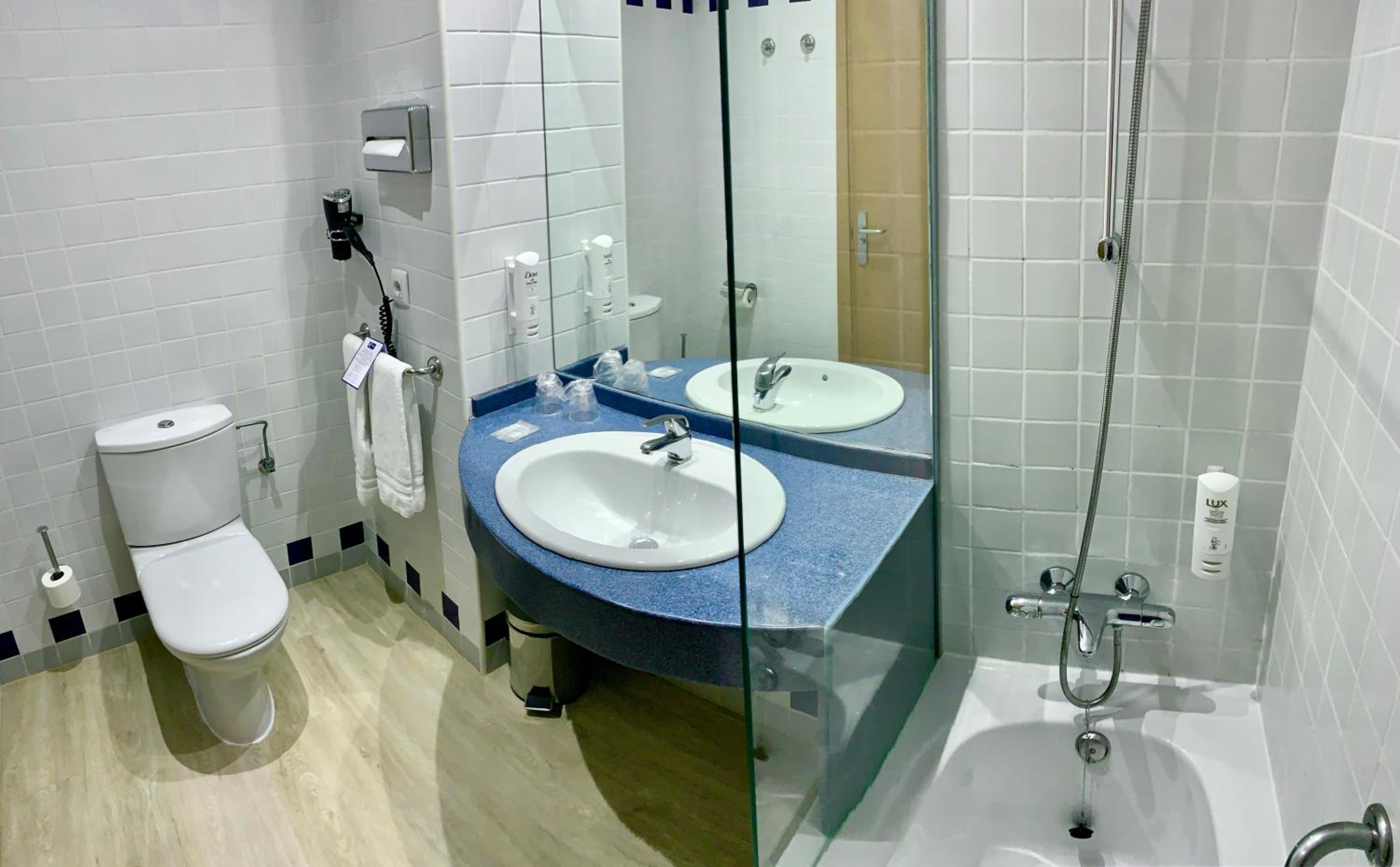 Standard Room with Free Breakfast - Photo 2