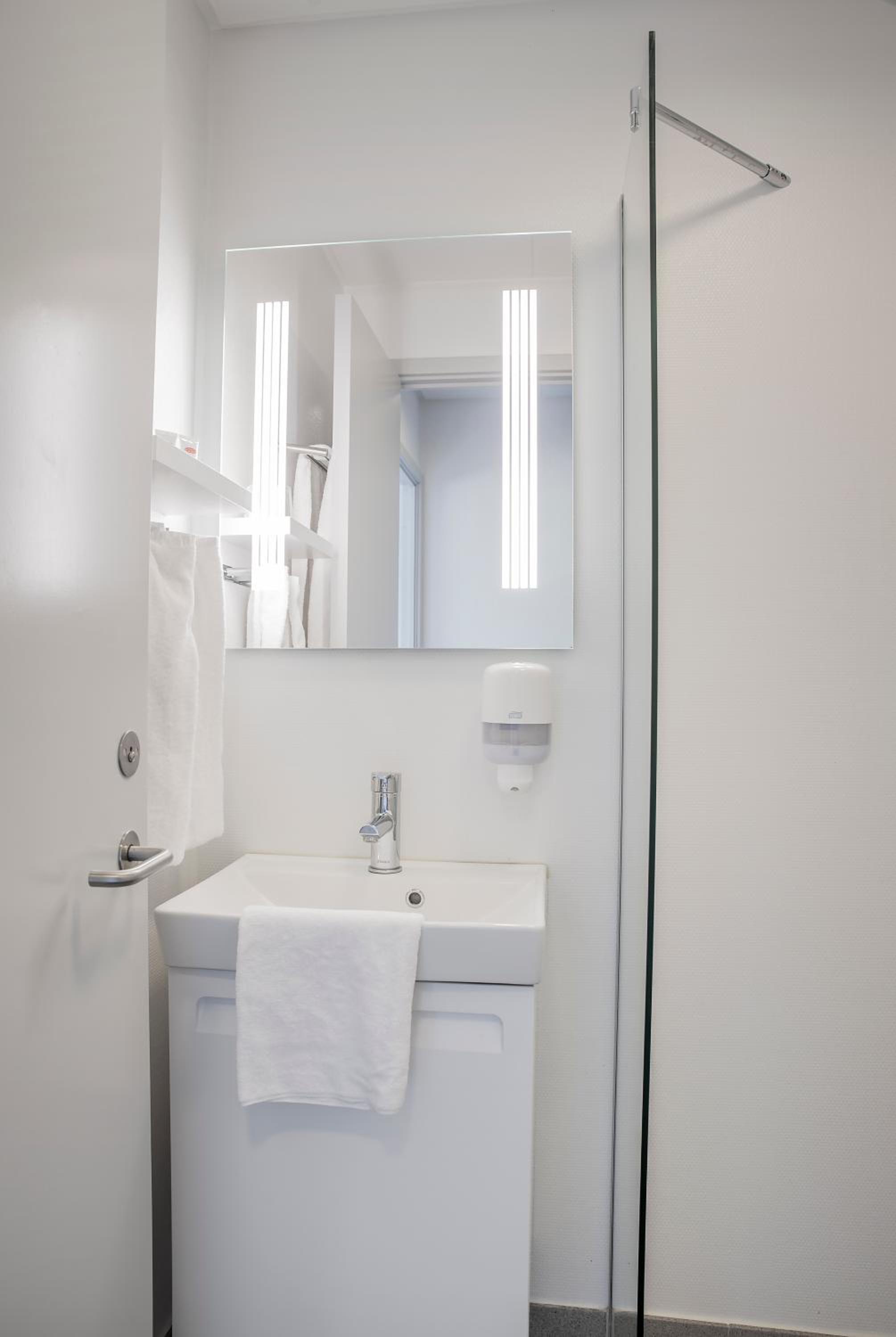 Small Double Room (55 in bed) - Photo 4
