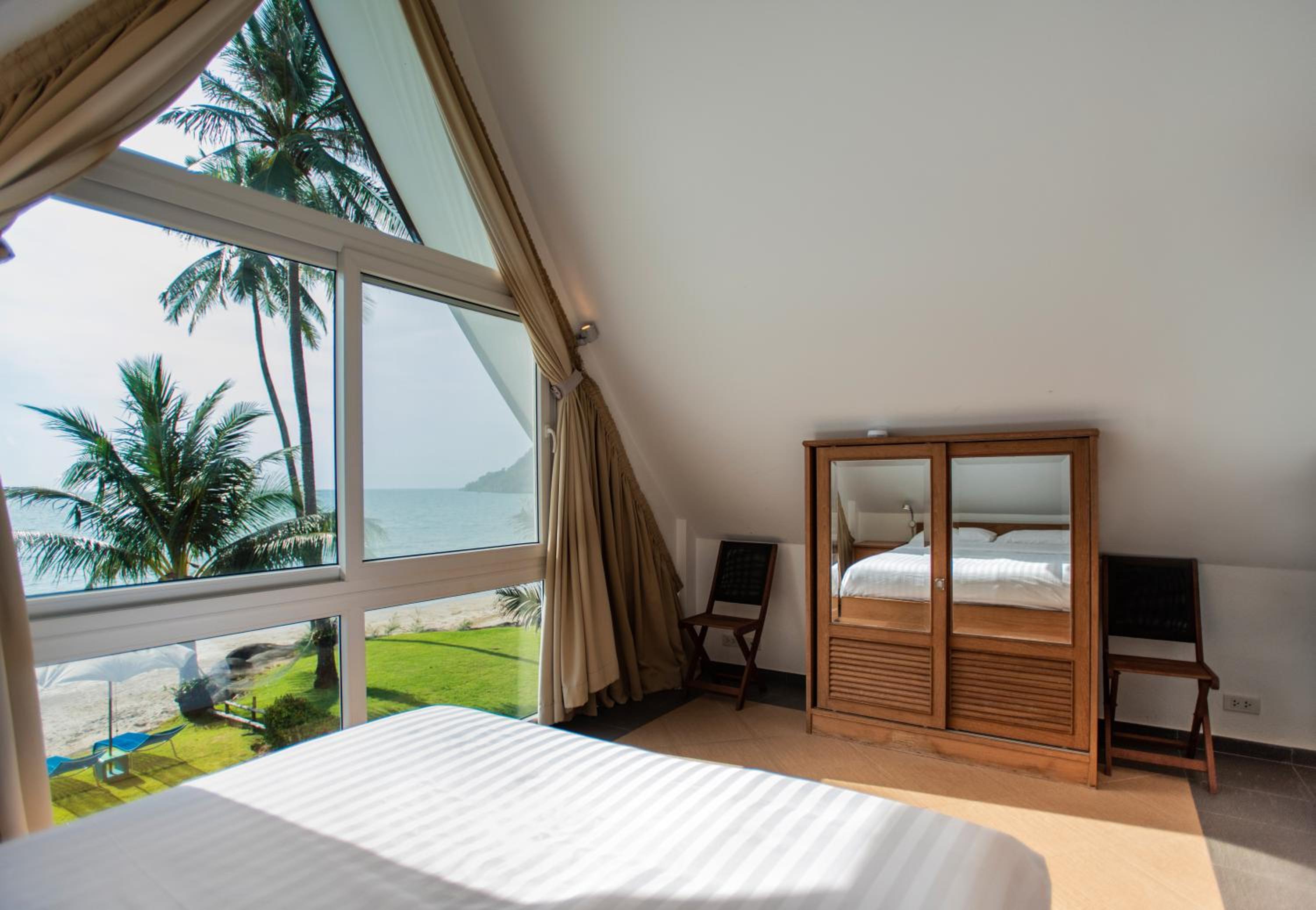 Three-Bedroom Villa - Beach Front - Photo 7