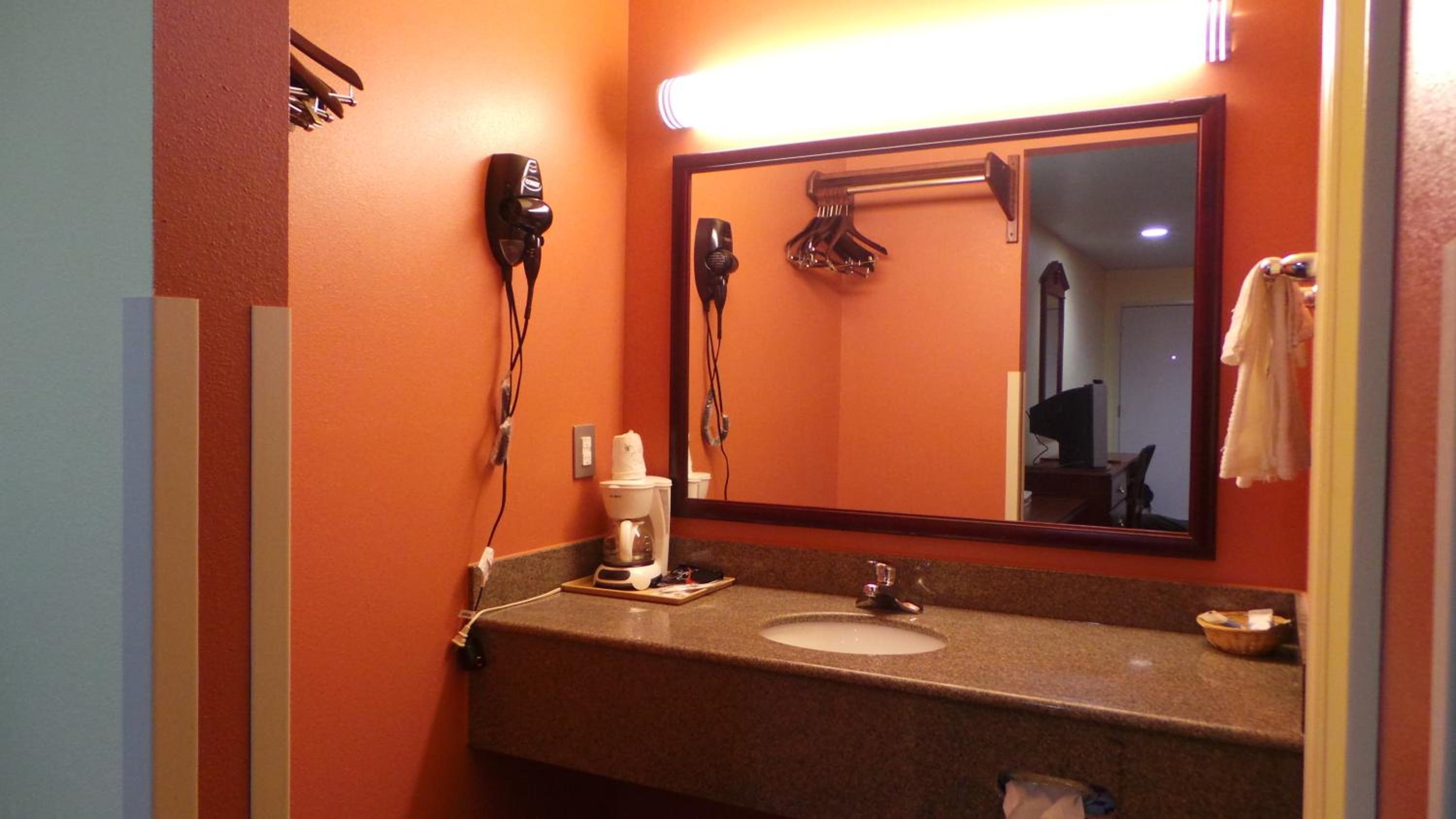 Queen Room with Two Queen Beds - Photo 11