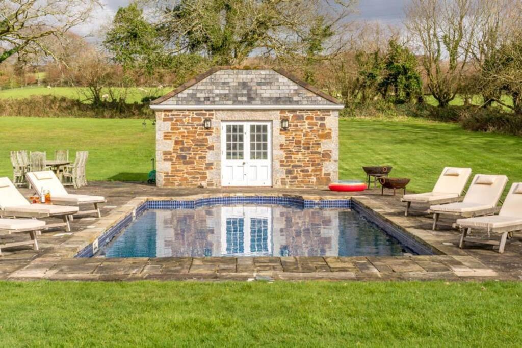 Seven-Bedroom House photo 2