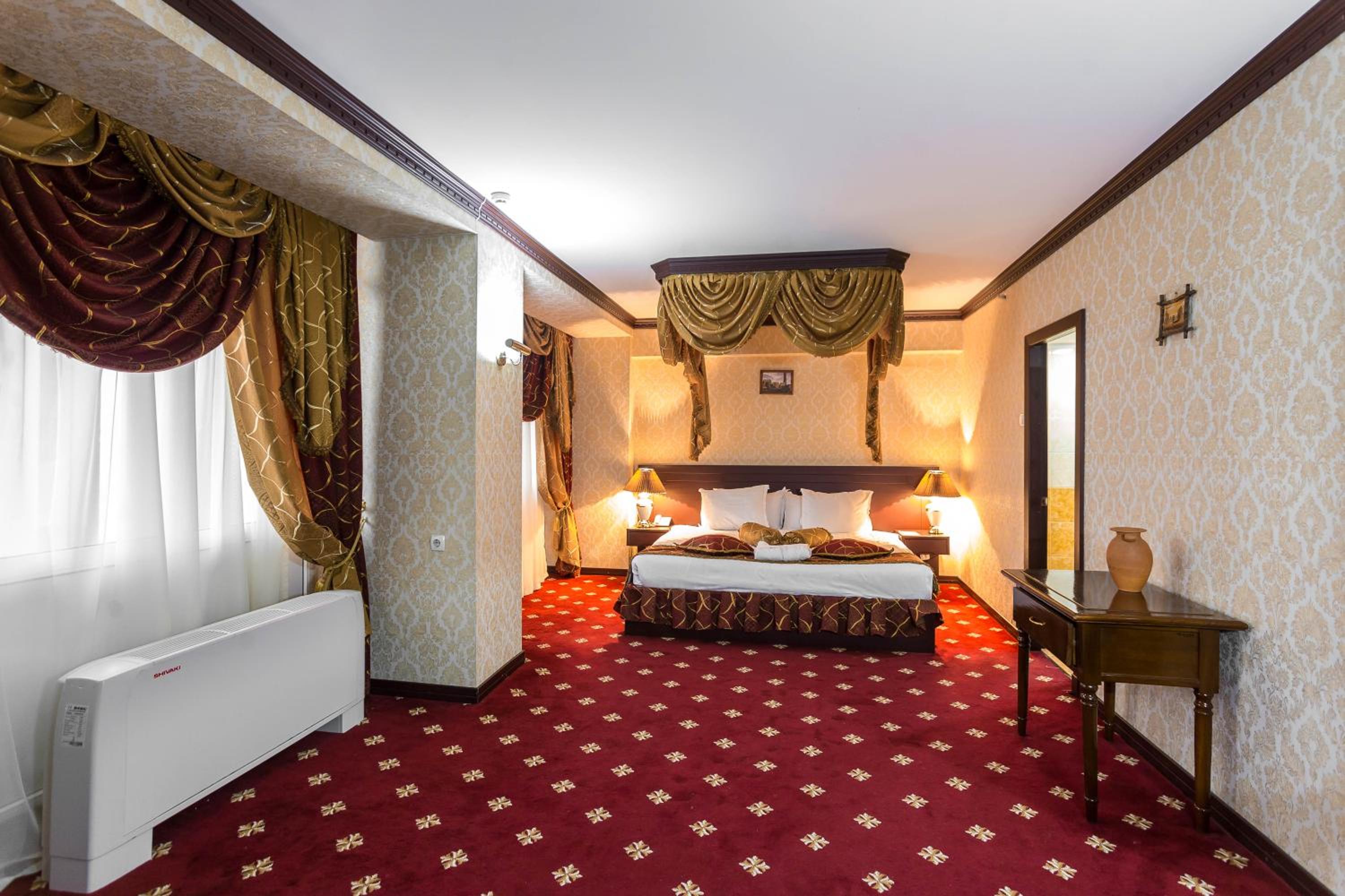 Suite - Photo 1