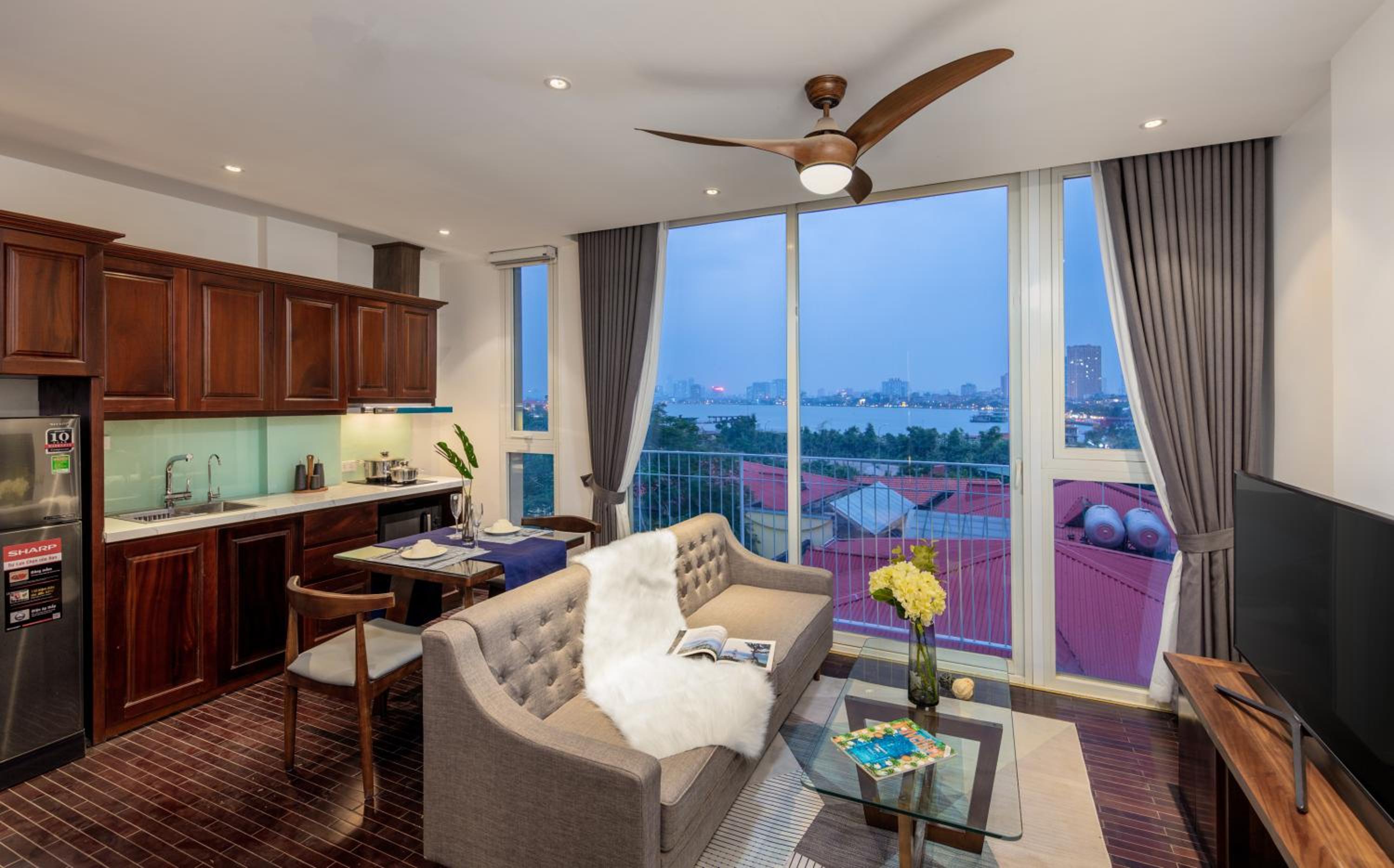 Apartment with Lake View