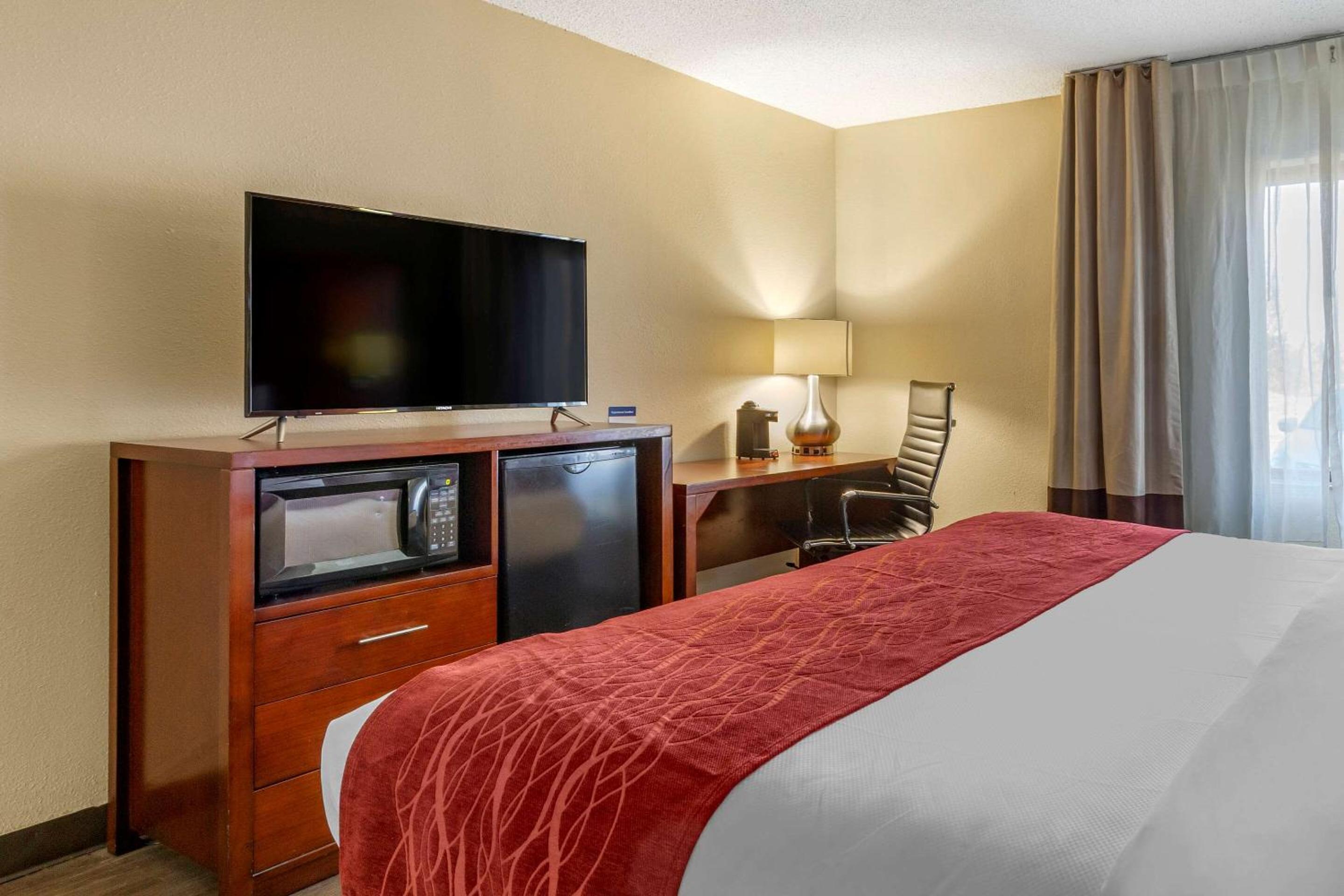 King Room - Non-Smoking - Photo 5