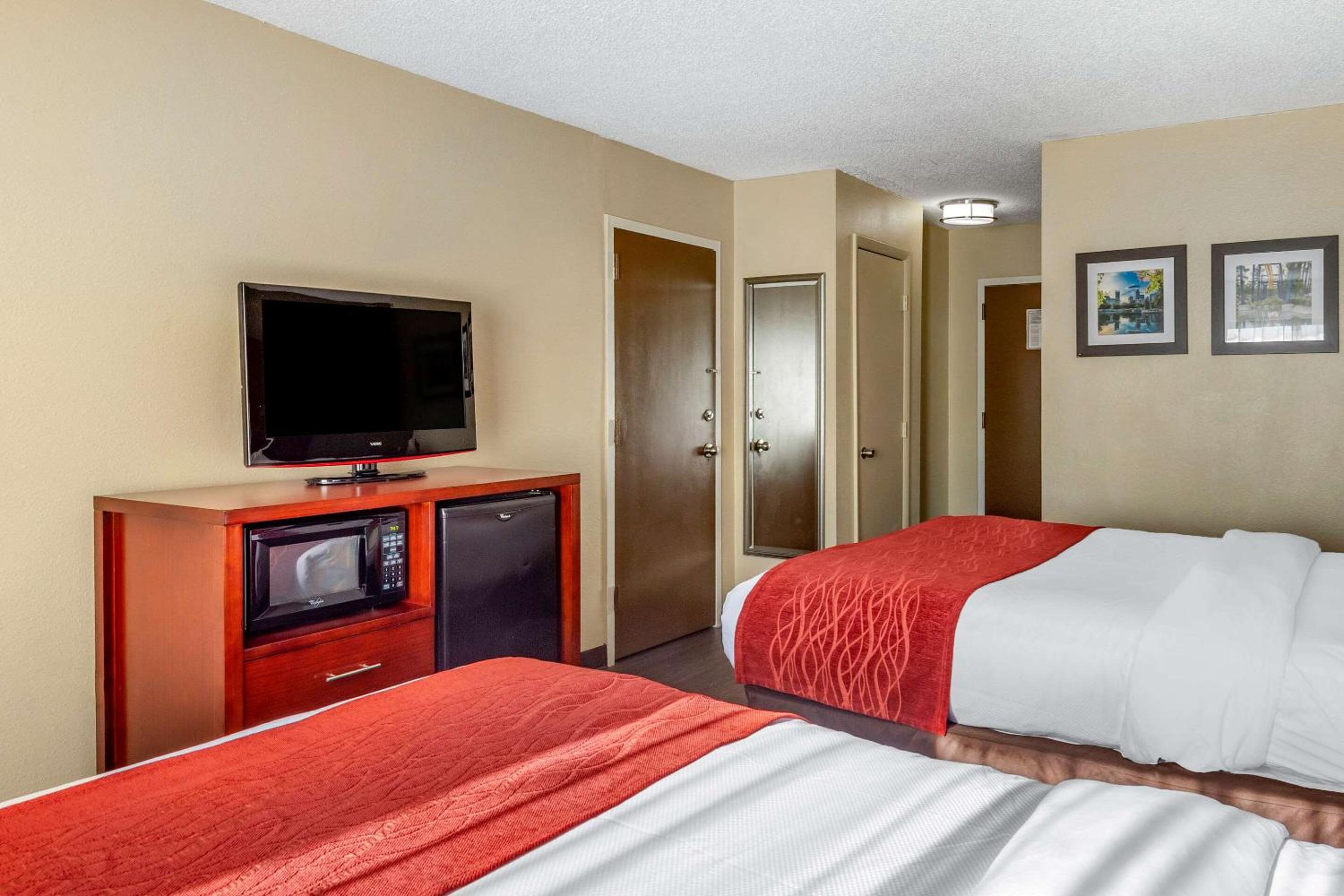 Queen Room with Two Queen Beds - Non-Smoking - Photo 4