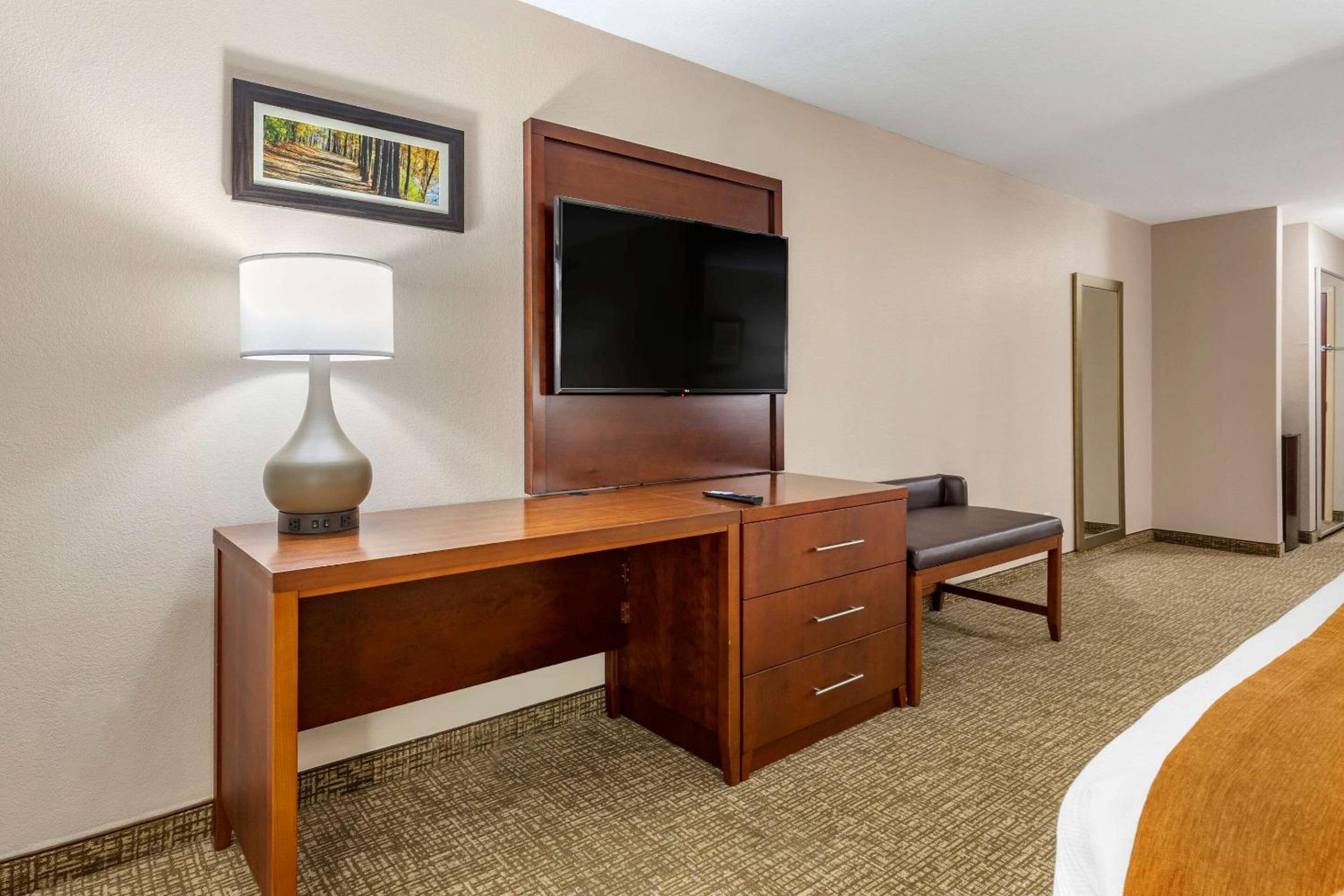 Queen Room with Two Queen Beds - Non-Smoking - Photo 9