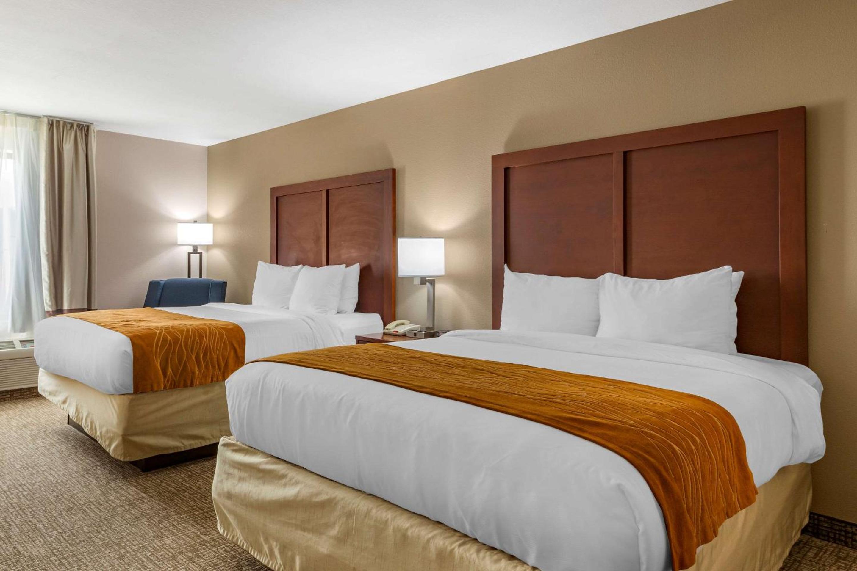 Queen Room with Two Queen Beds - Non-Smoking - Photo 8
