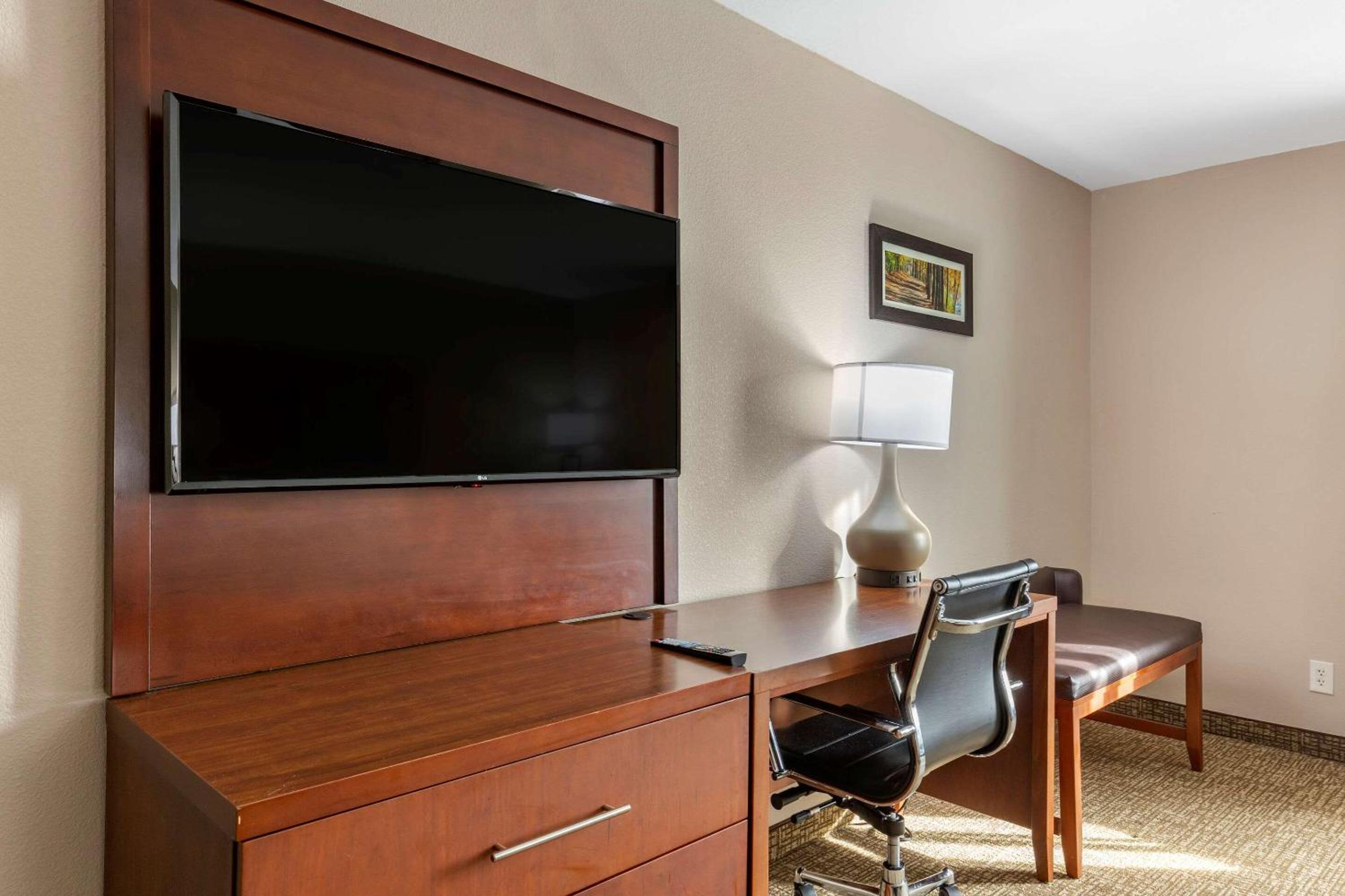 Queen Room with Two Queen Beds - Non-Smoking - Photo 7