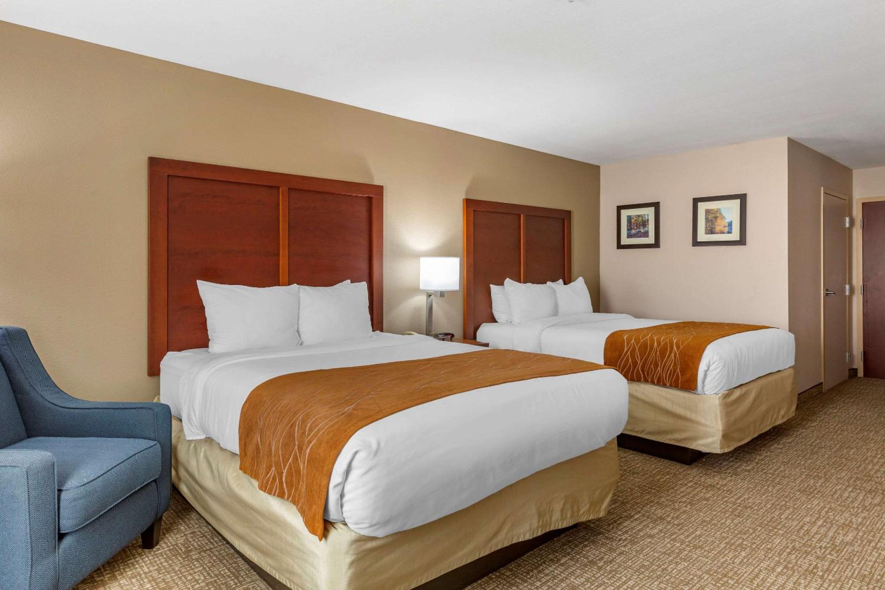 Queen Room with Two Queen Beds - Non-Smoking - Photo 6