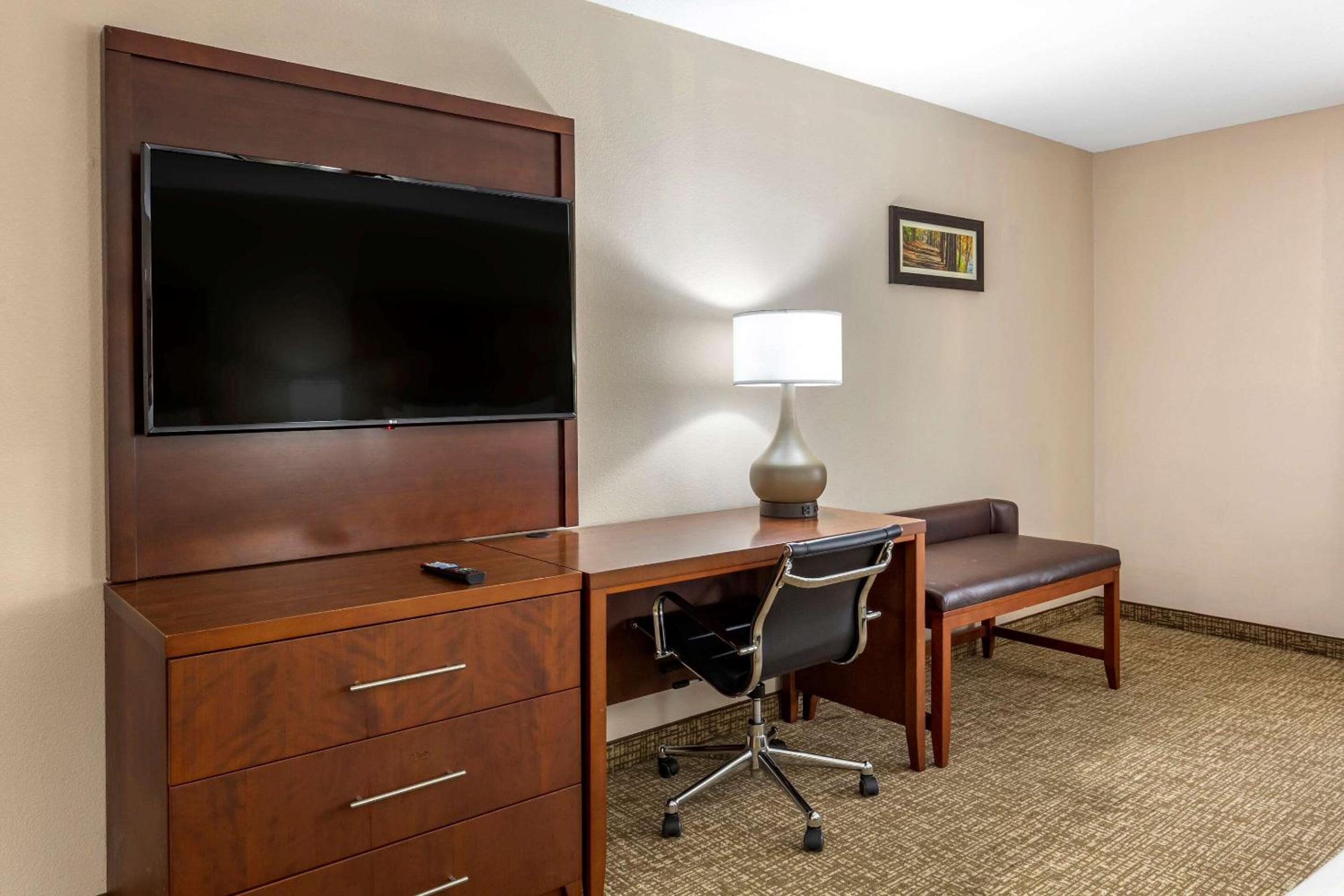 Queen Room with Two Queen Beds - Non-Smoking - Photo 5