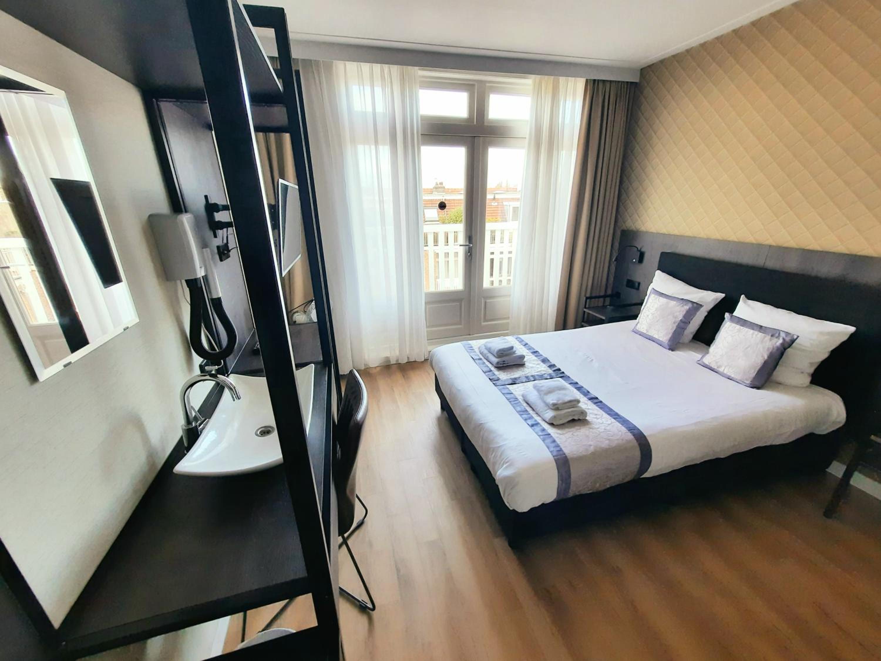 Double/Twin Room with Shared Bathroom thumbnail 5