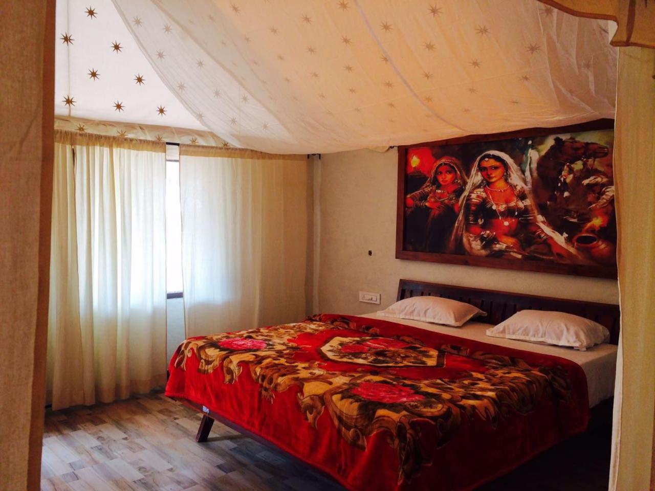 Queen Room photo 2