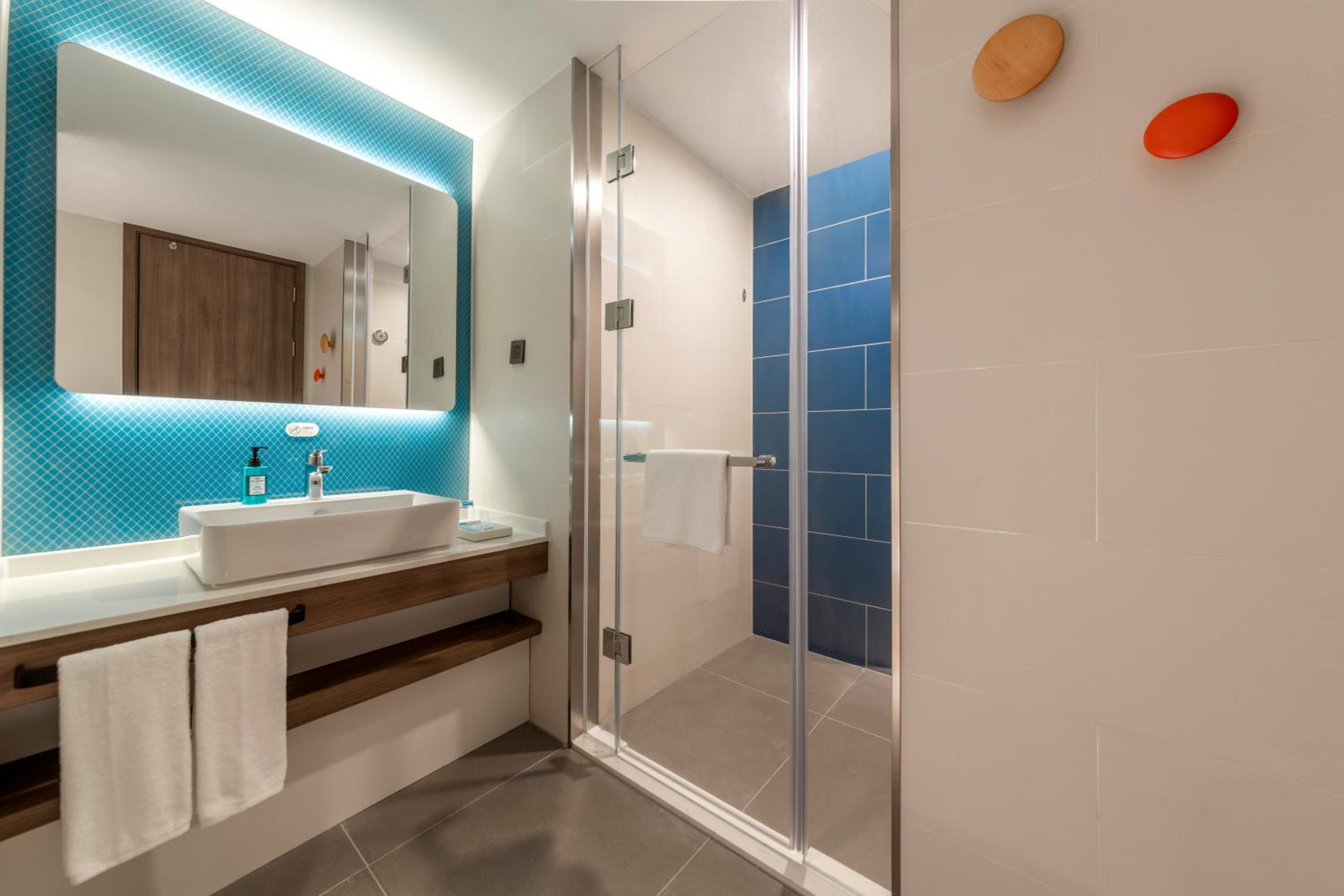 Standard King Room - Photo 5