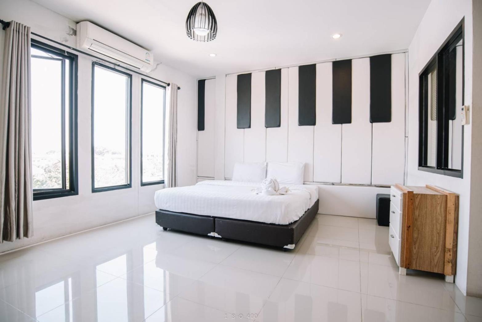 Deluxe King Room - Photo 9