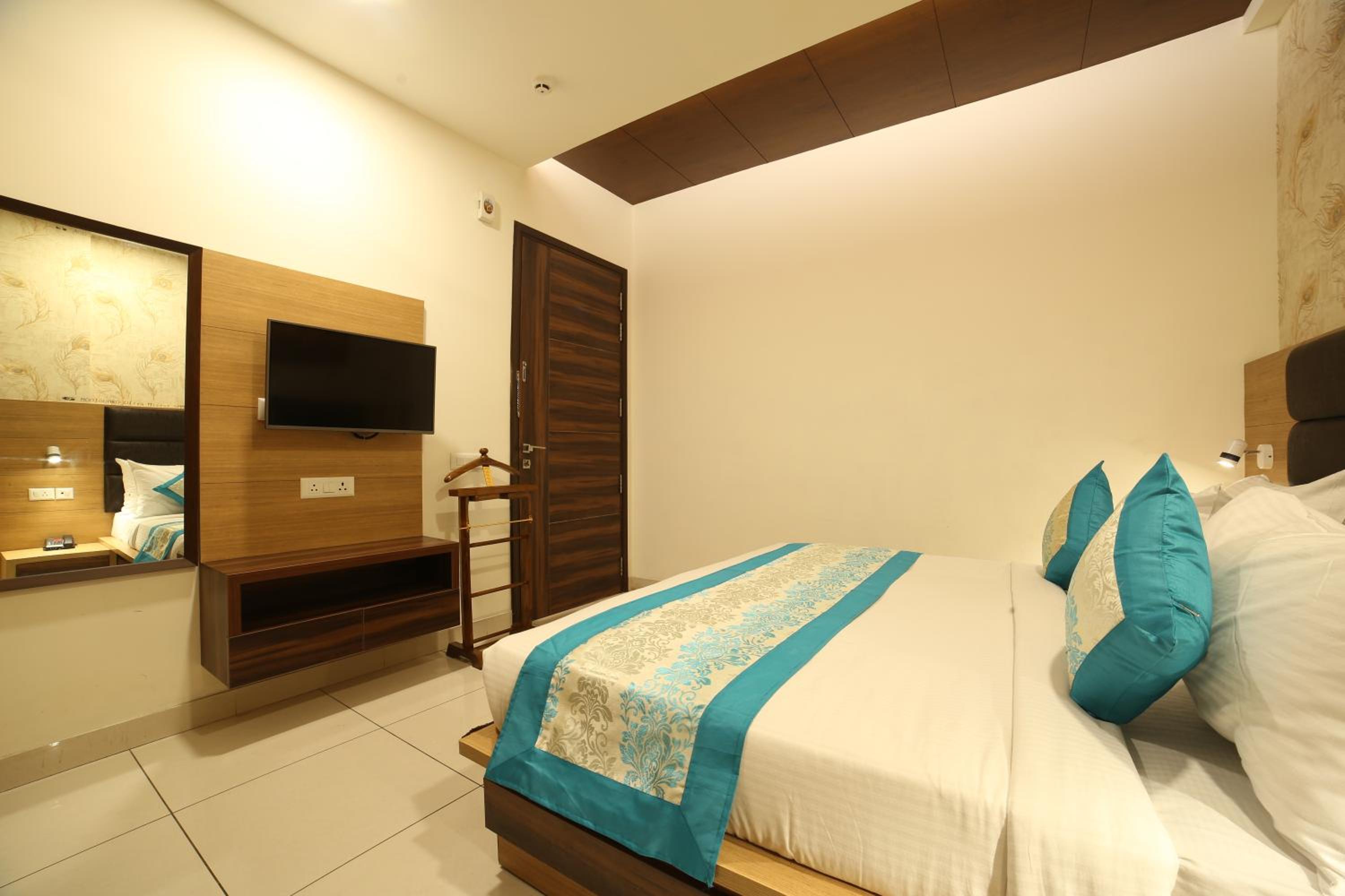 Deluxe Room - Photo 10