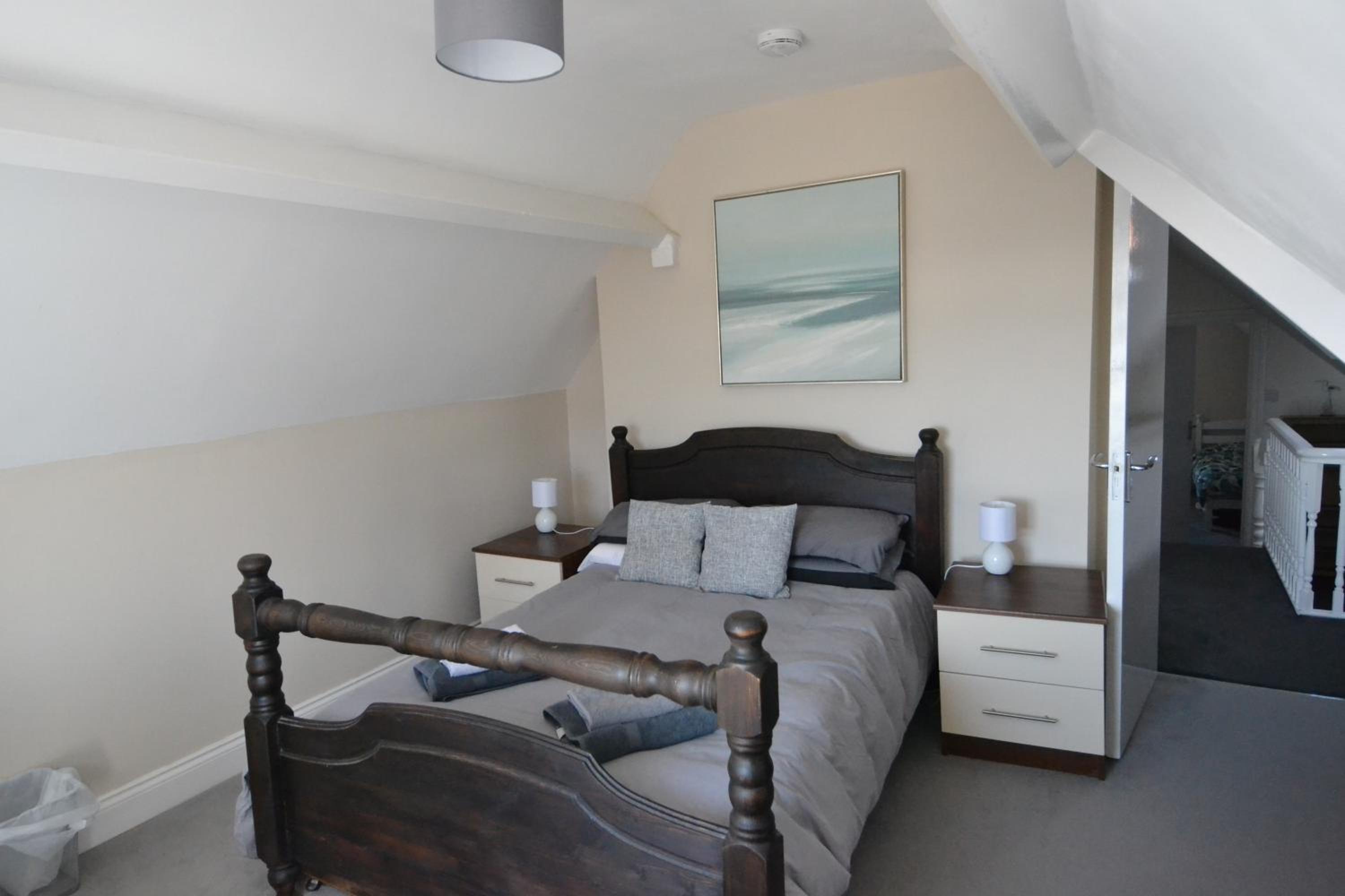 Five-Bedroom House - Photo 1
