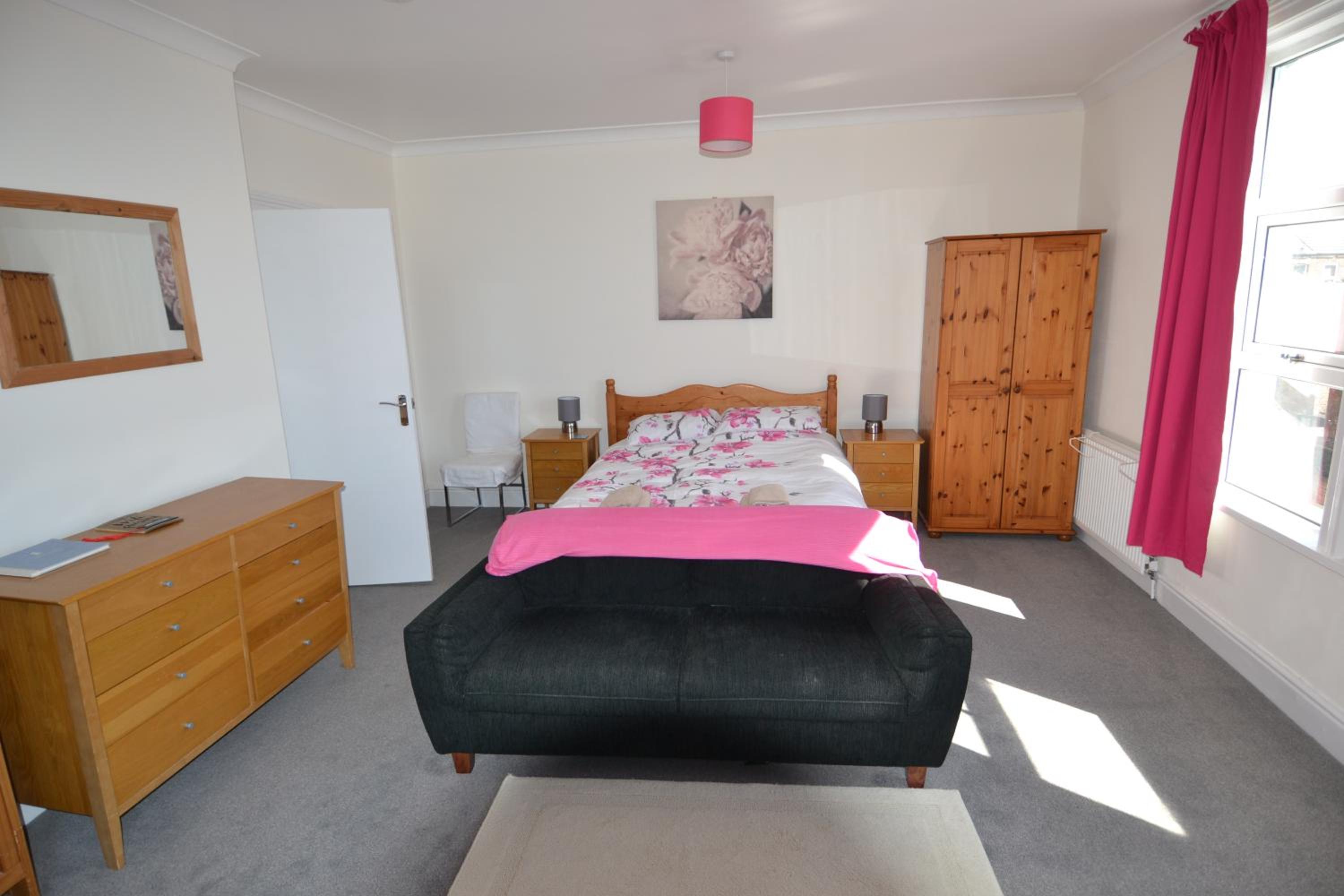 Five-Bedroom House - Photo 2