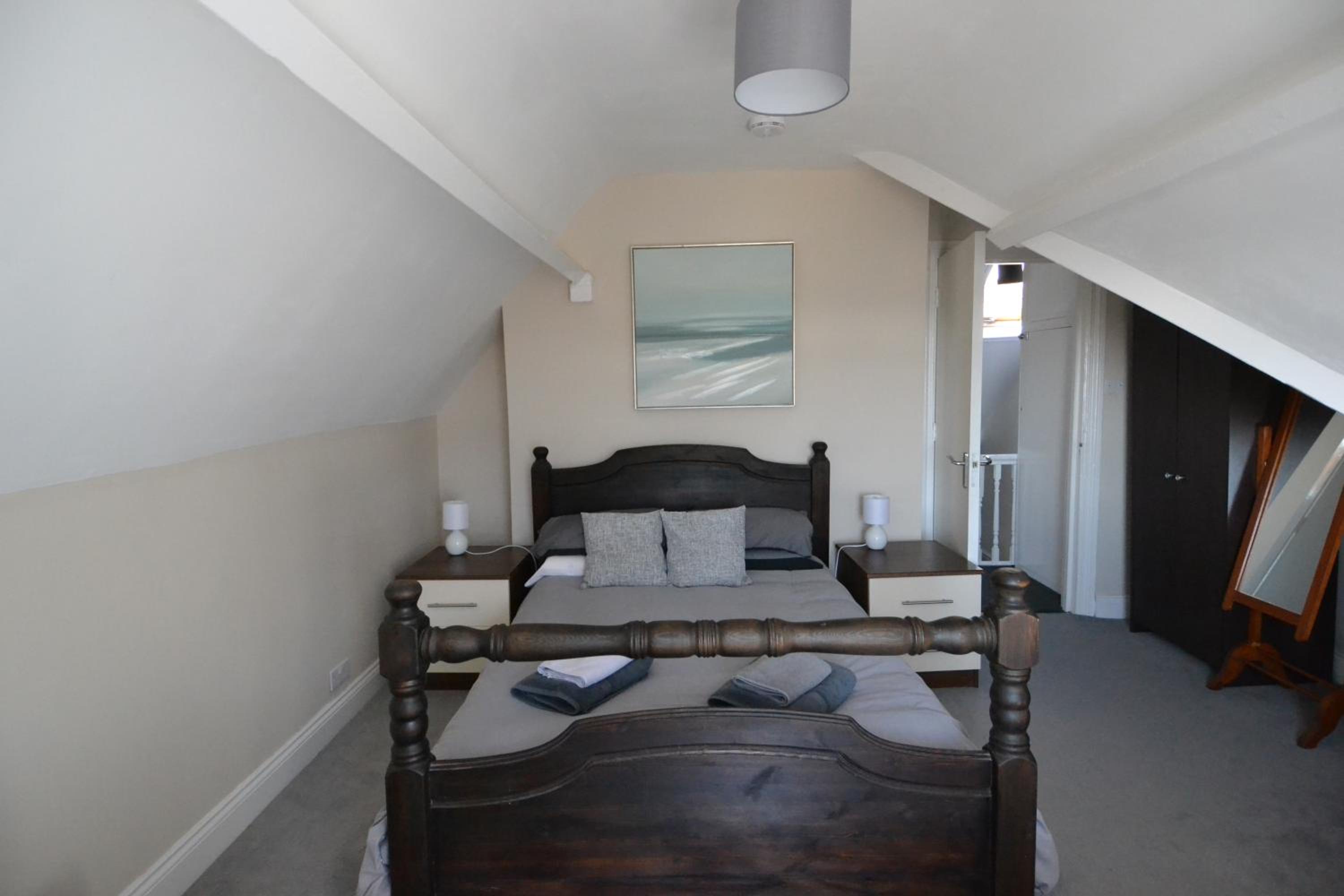 Five-Bedroom House - Photo 3