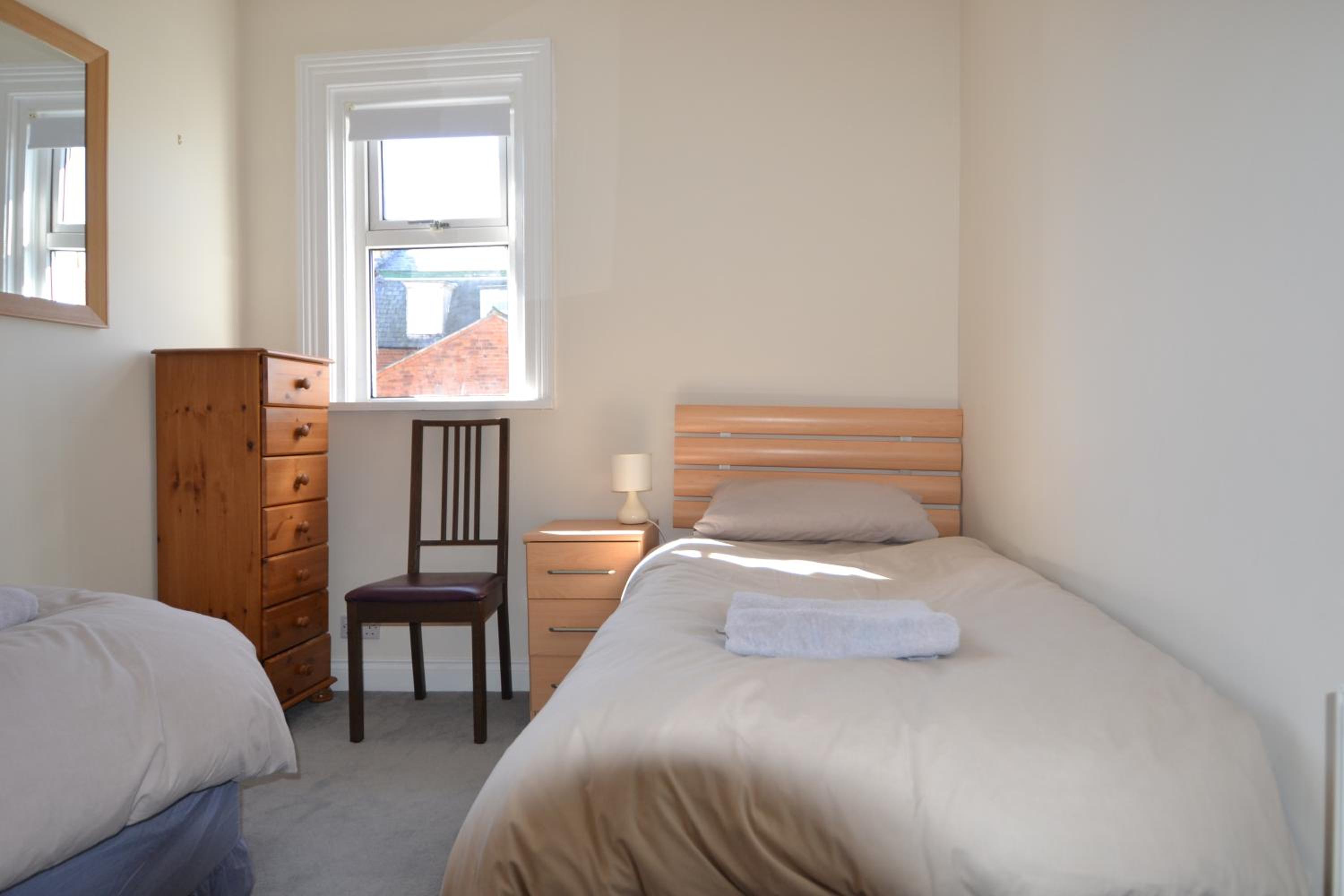 Five-Bedroom House - Photo 4