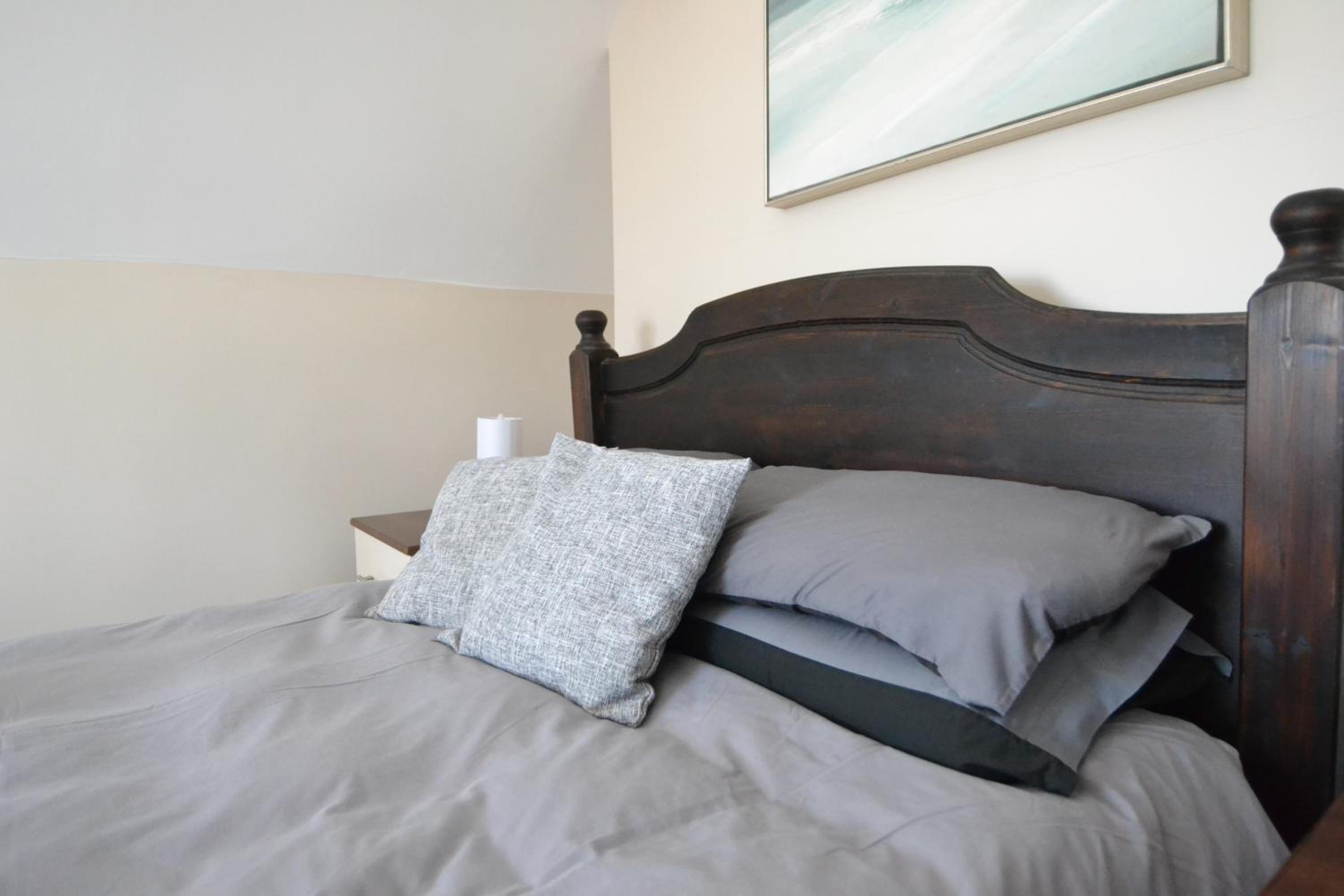 Five-Bedroom House - Photo 9