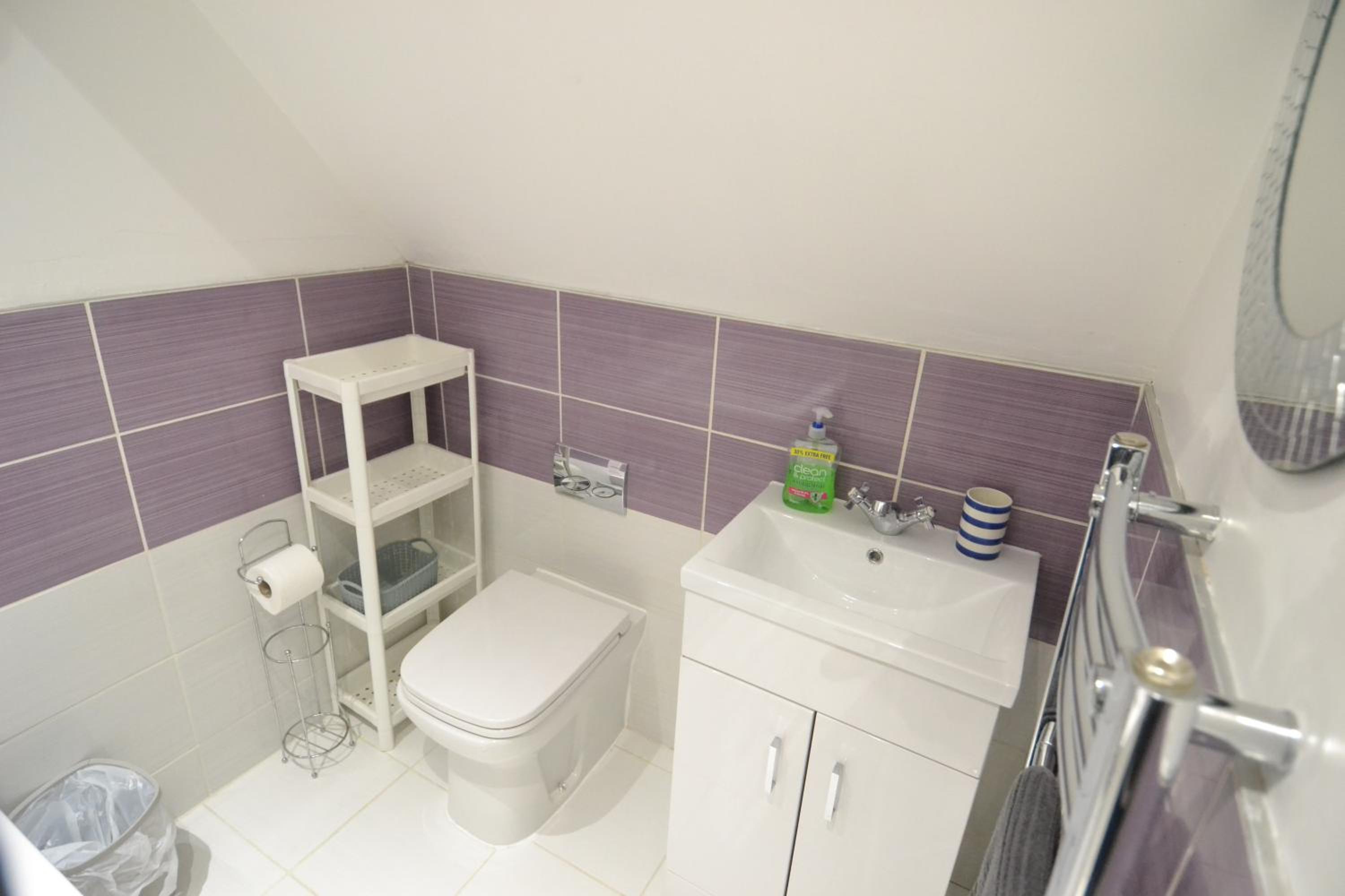 Five-Bedroom House - Photo 12