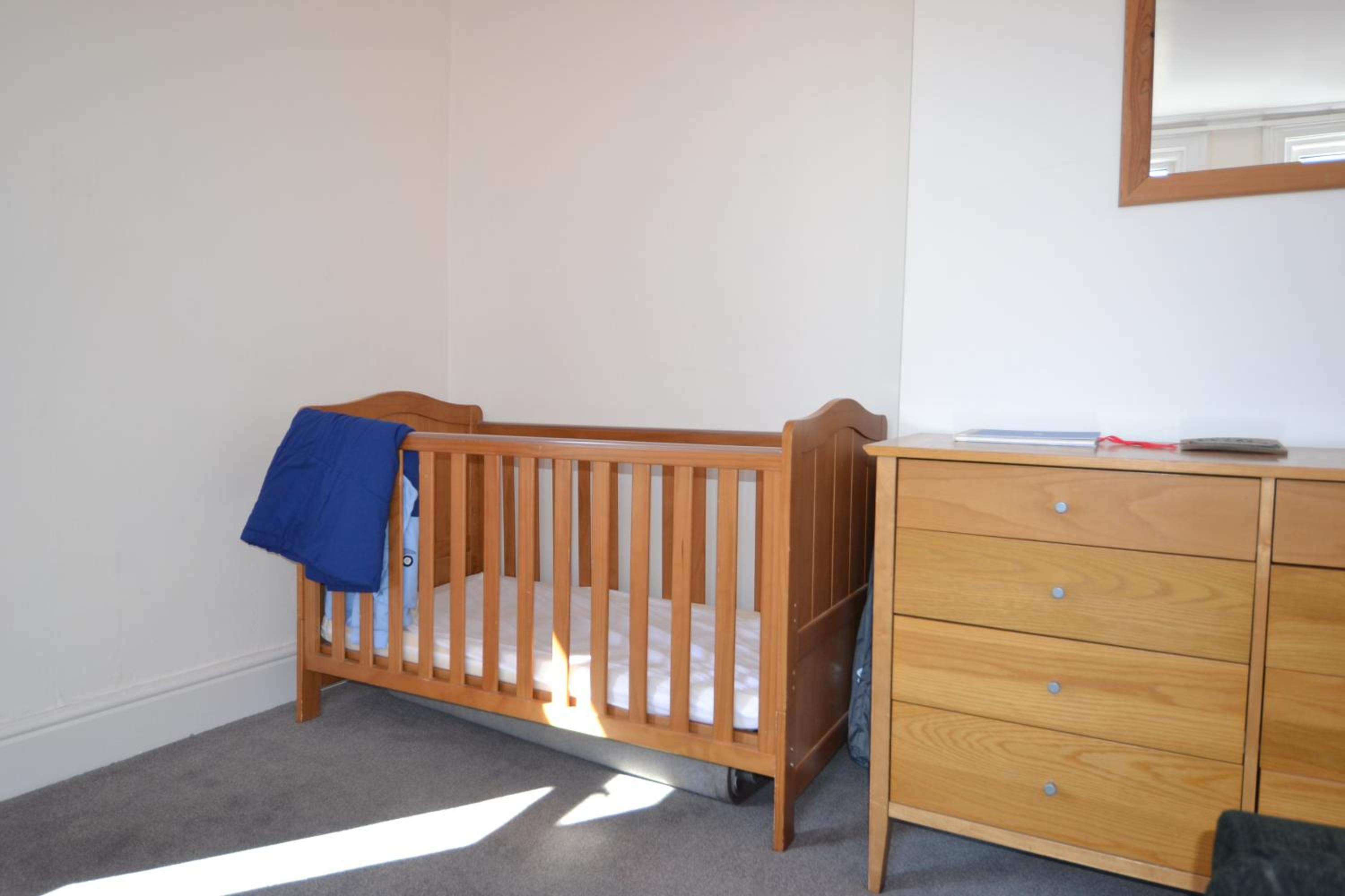 Five-Bedroom House - Photo 13