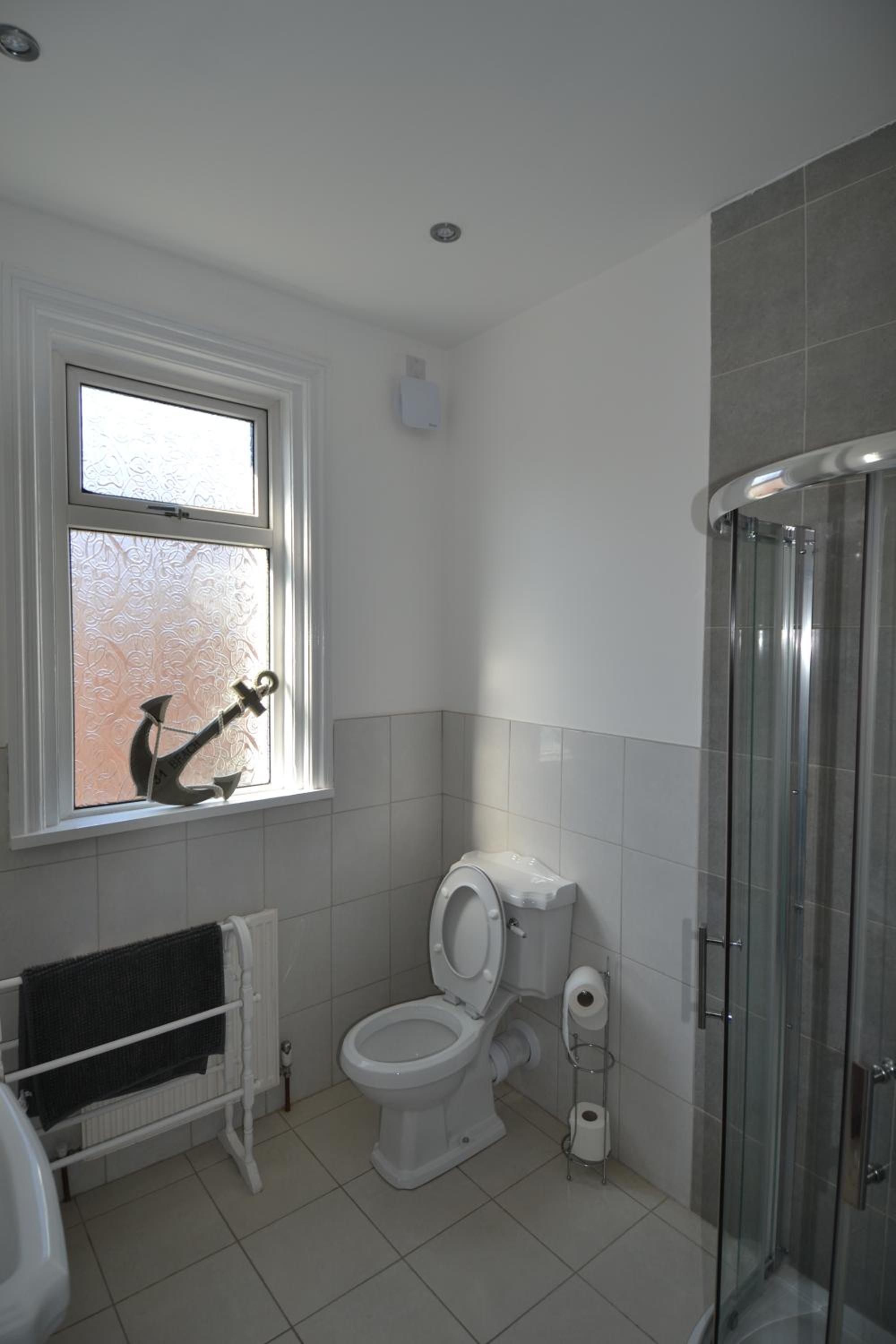 Five-Bedroom House - Photo 14