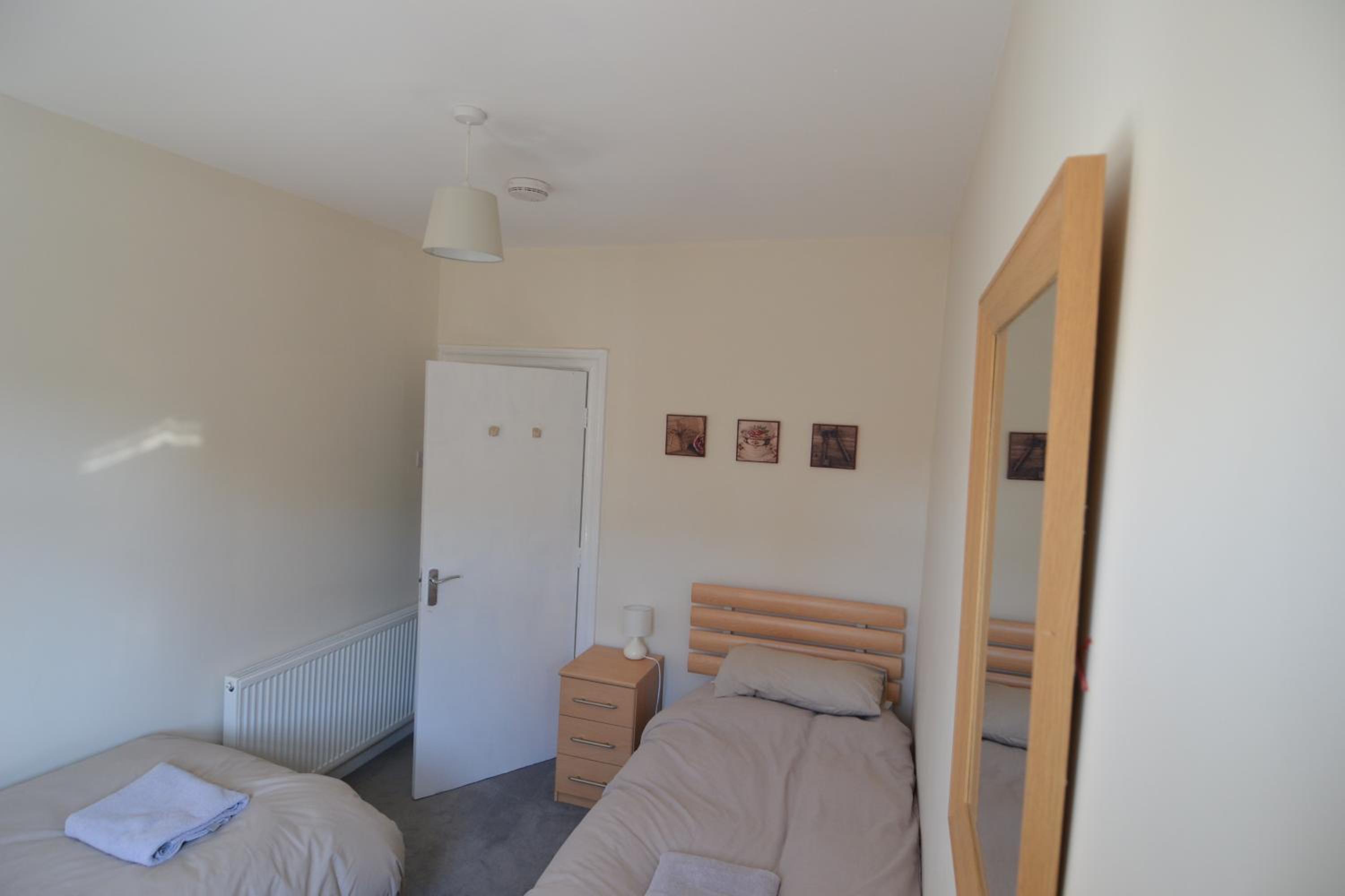 Five-Bedroom House - Photo 15