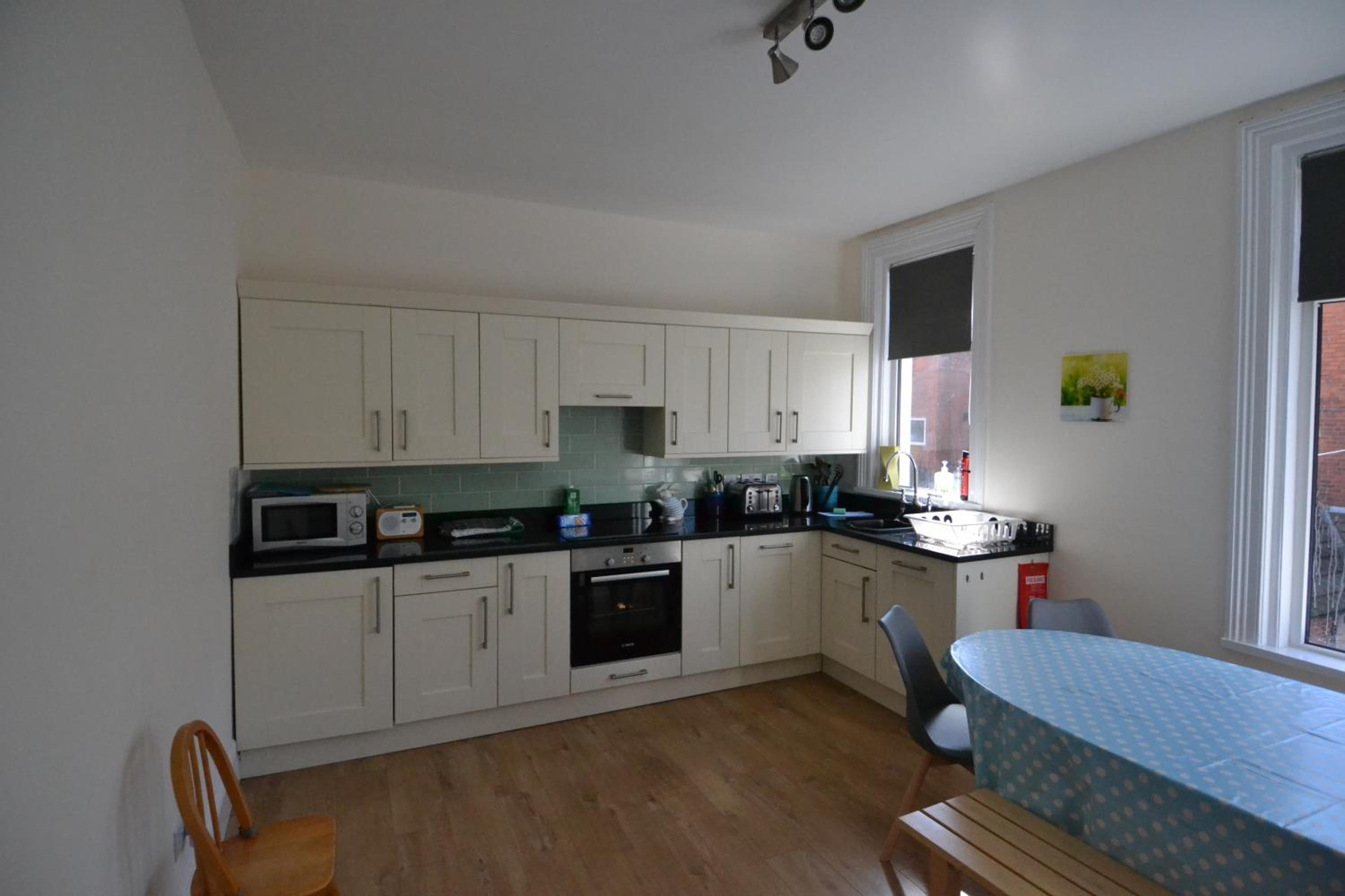 Five-Bedroom House - Photo 16