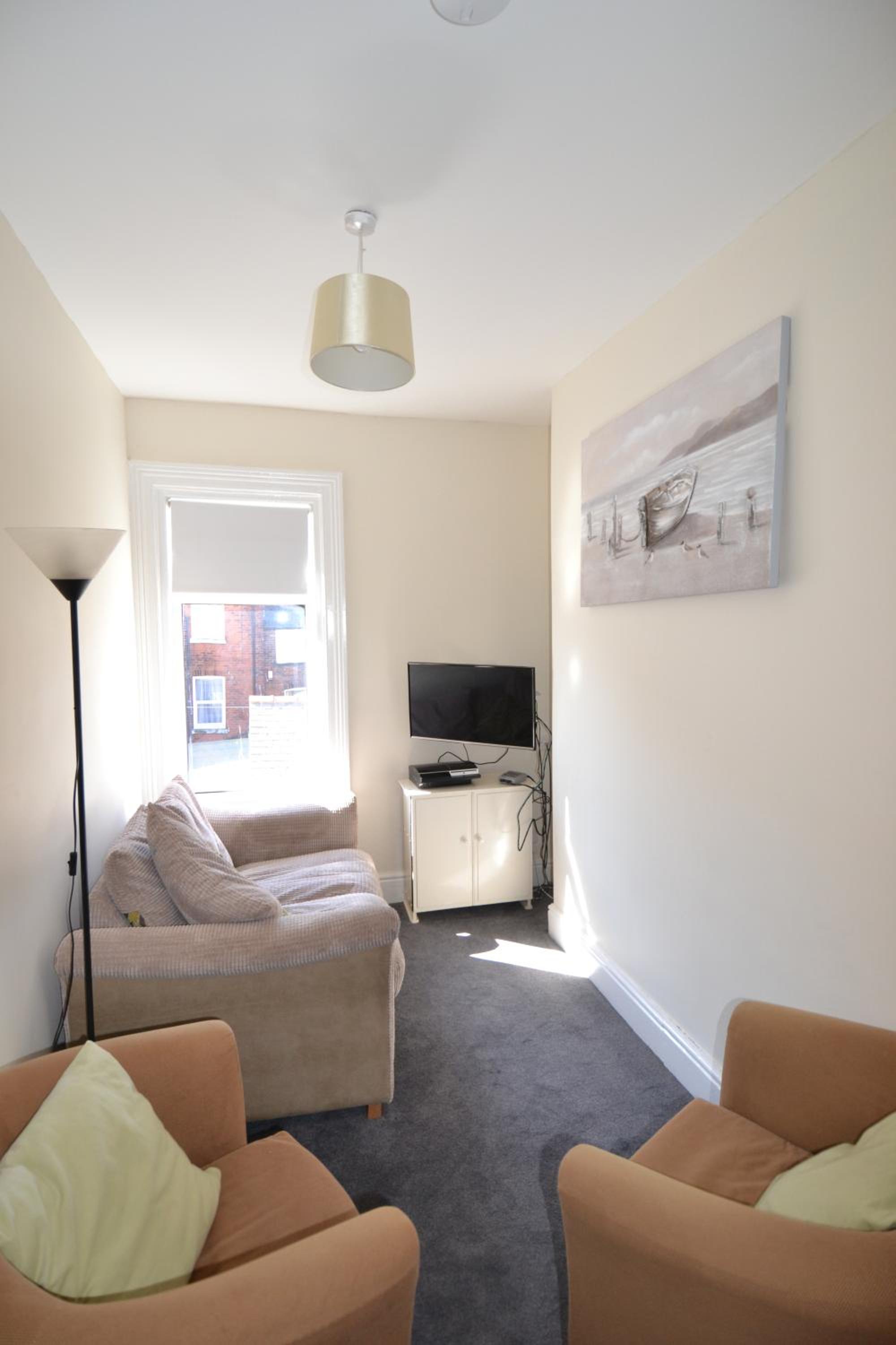 Five-Bedroom House - Photo 17