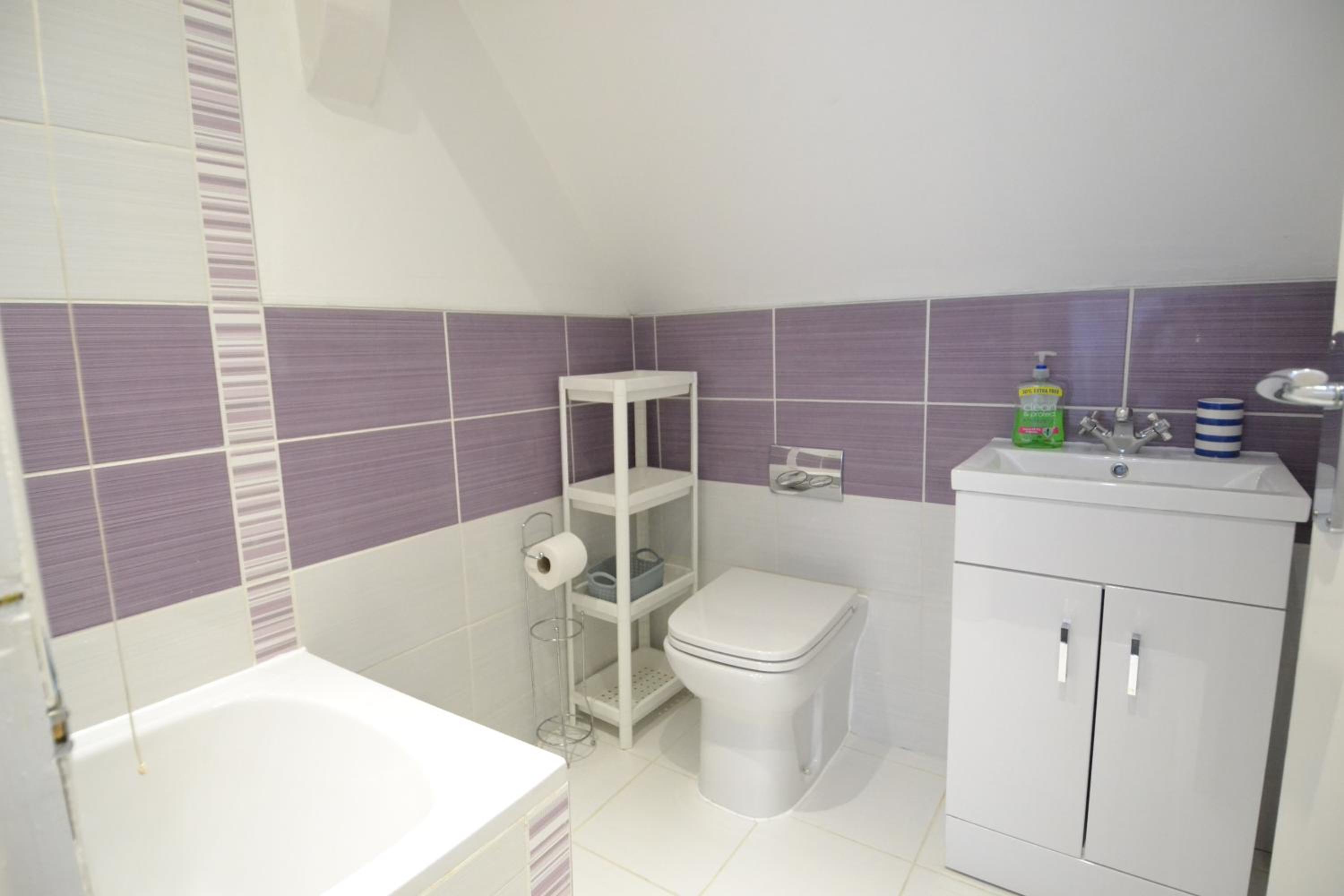 Five-Bedroom House - Photo 18