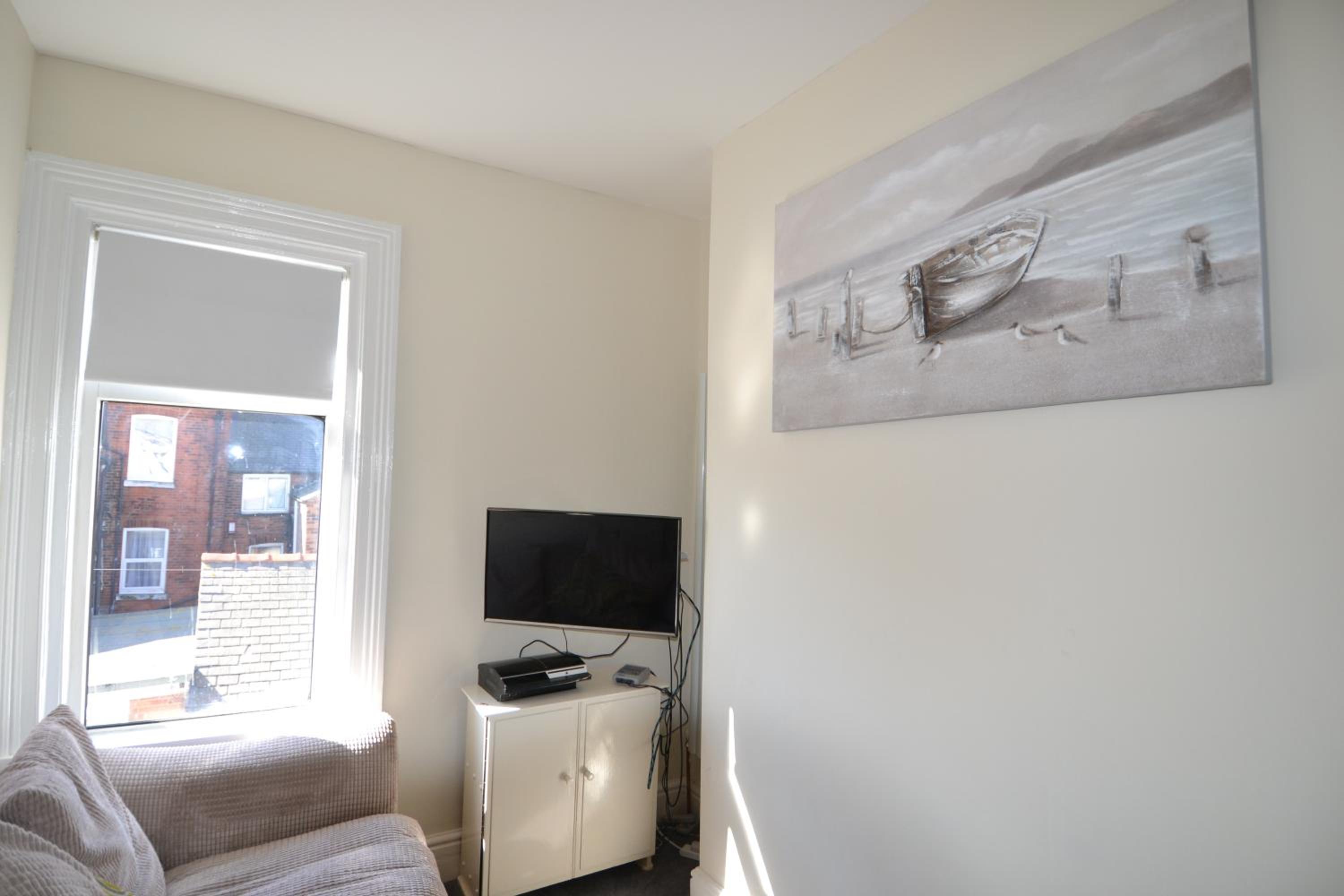 Five-Bedroom House - Photo 22