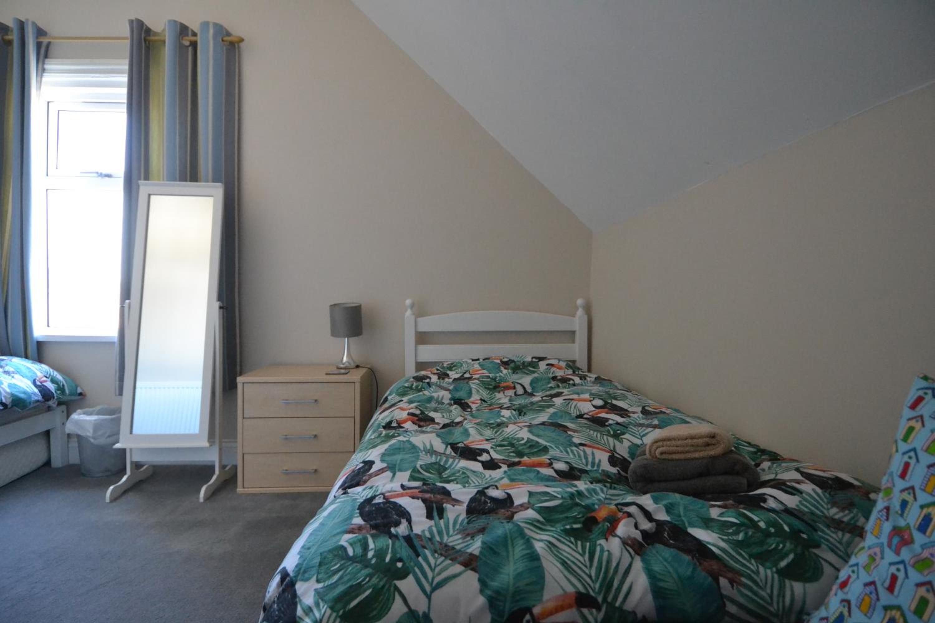 Five-Bedroom House - Photo 23
