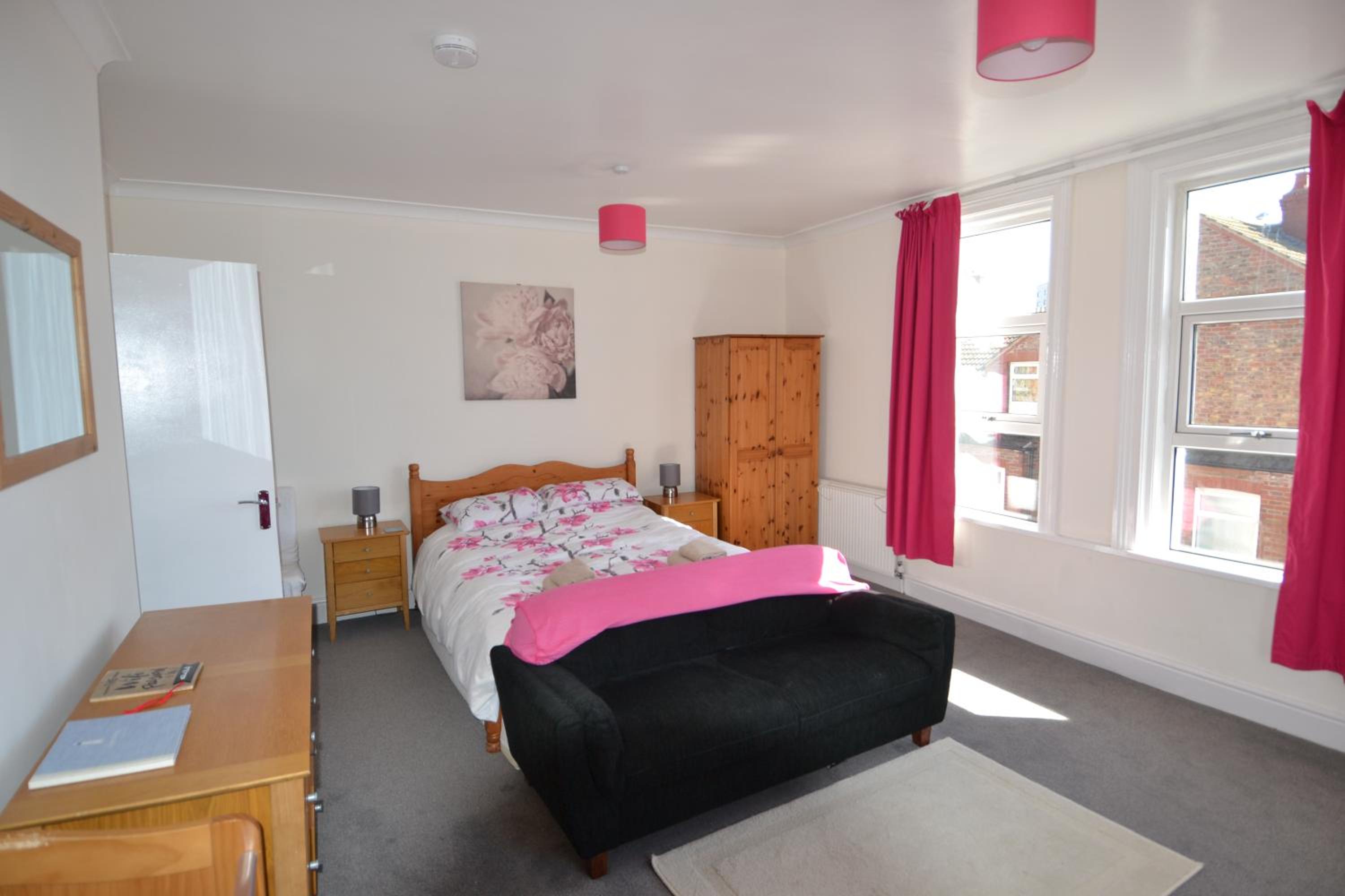Five-Bedroom House - Photo 25