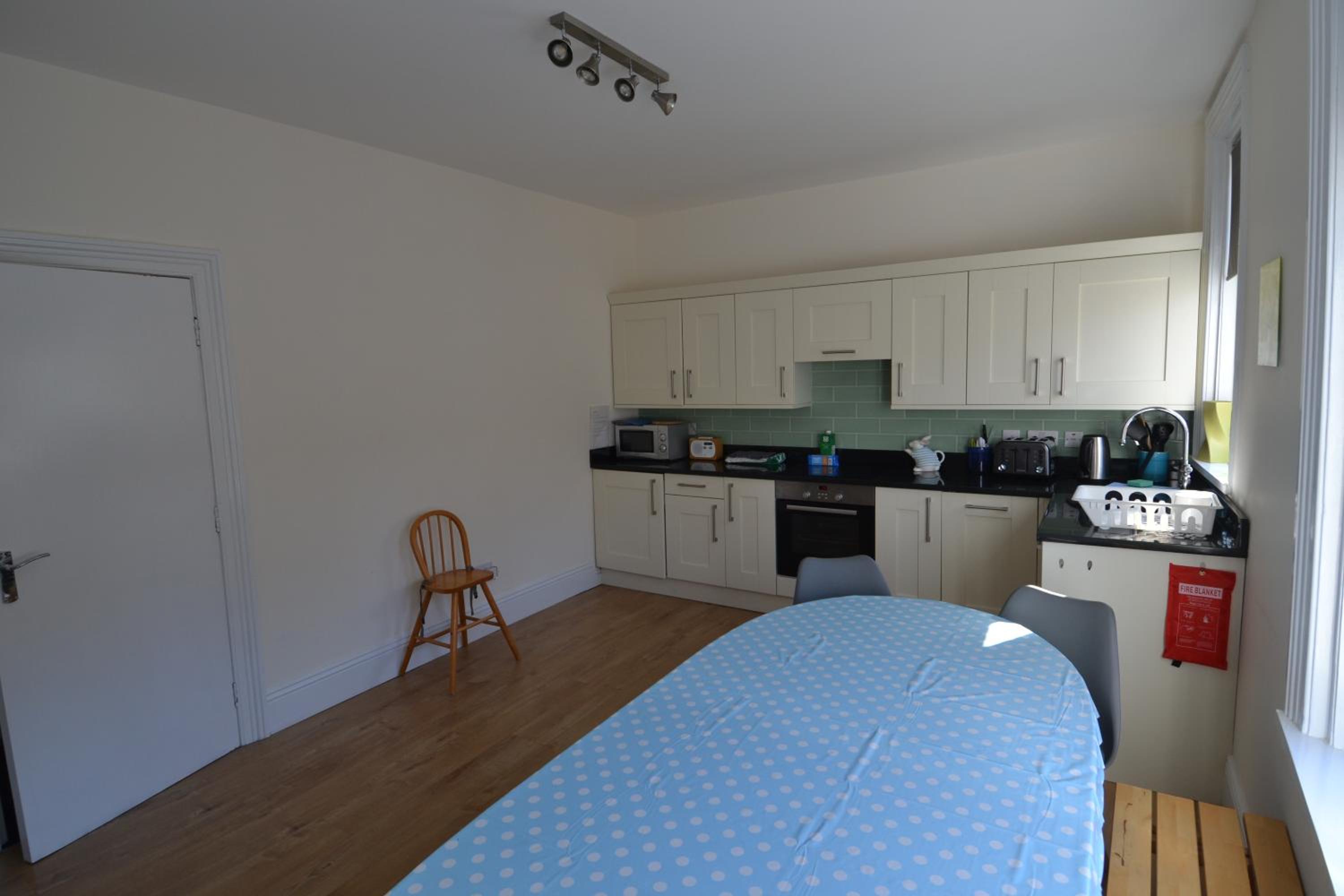 Five-Bedroom House - Photo 29