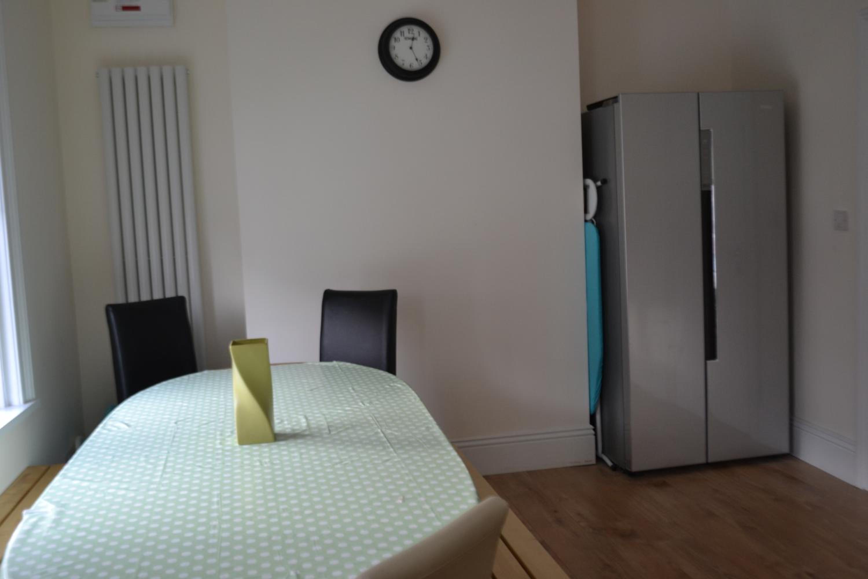 Five-Bedroom House - Photo 31