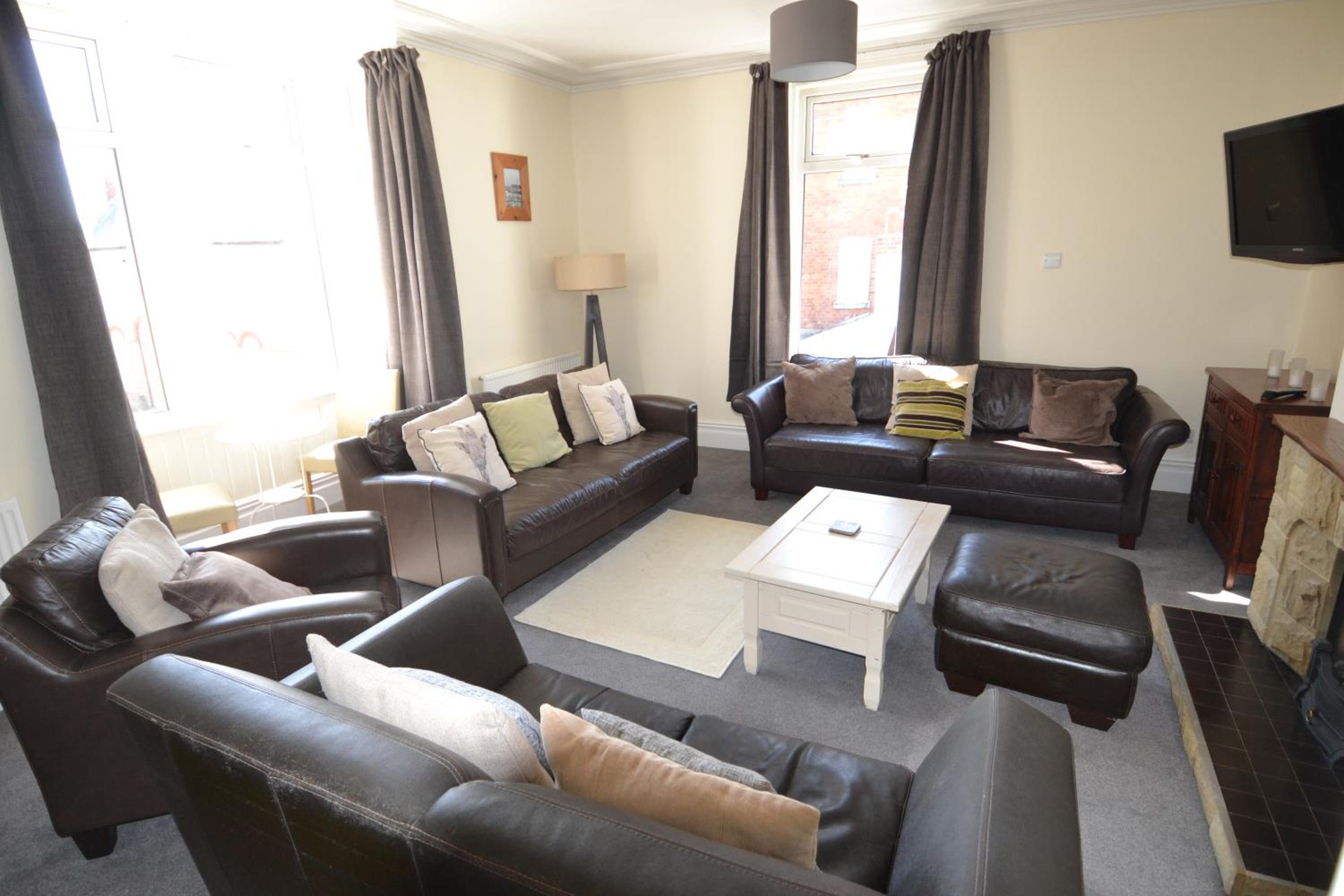 Five-Bedroom House - Photo 37