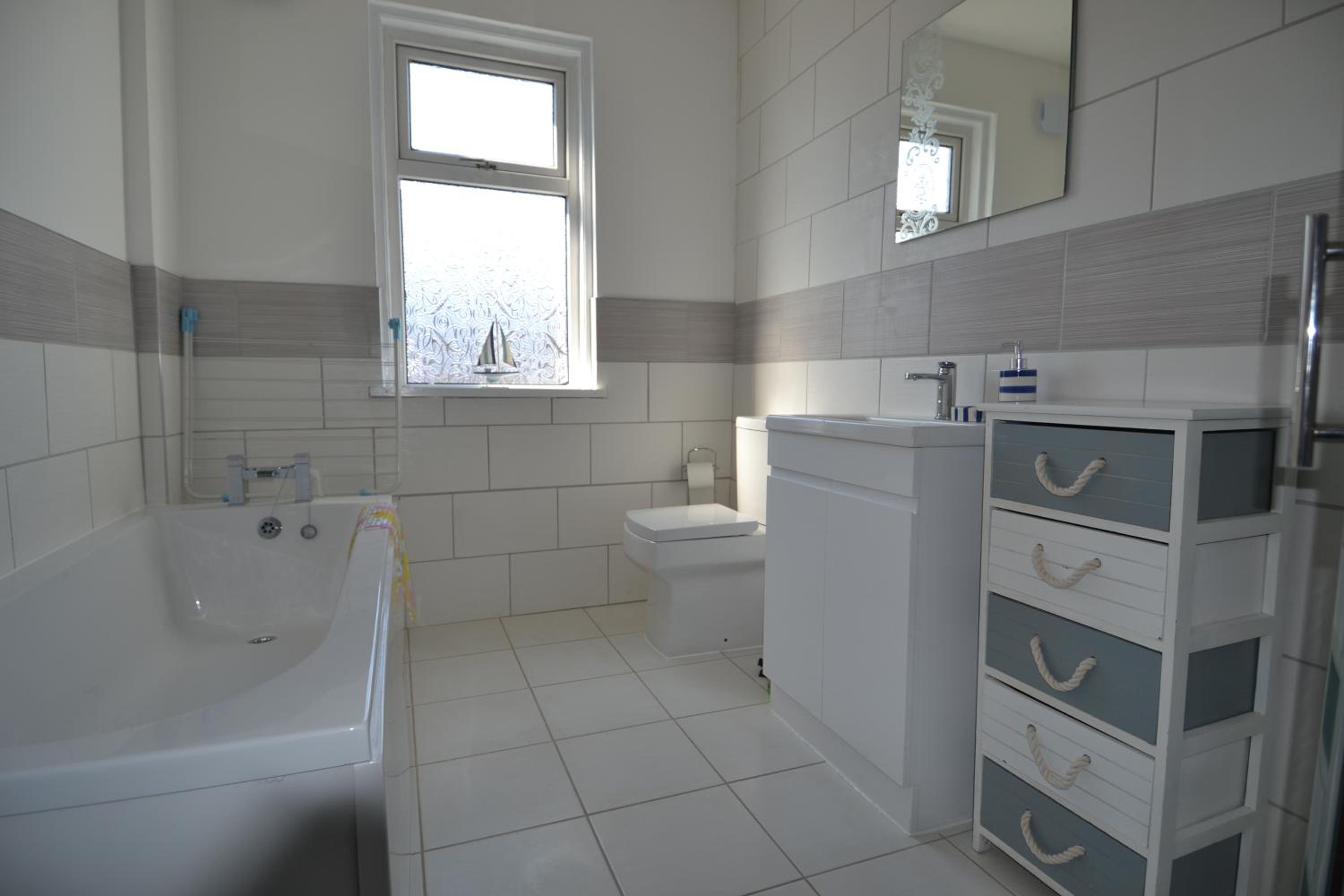 Five-Bedroom House - Photo 38