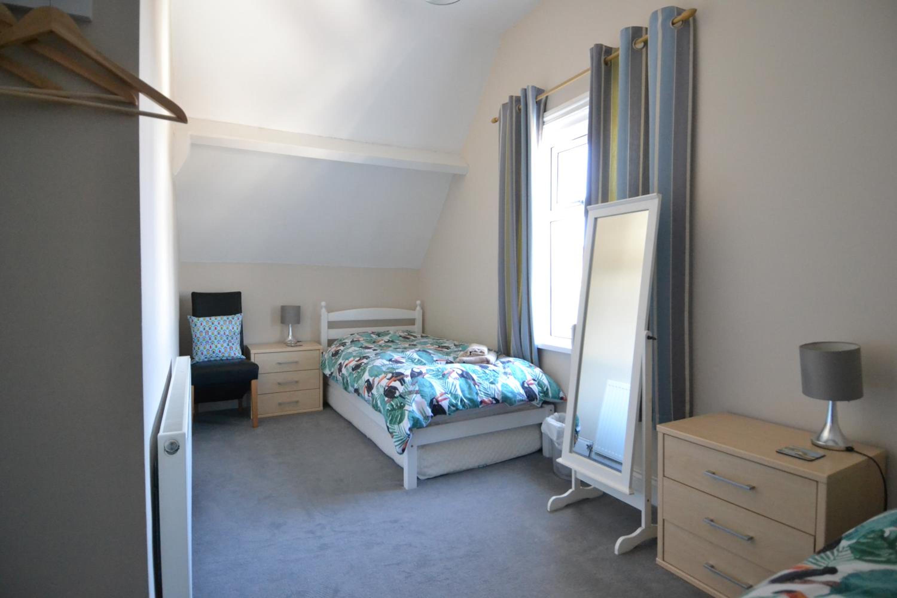 Five-Bedroom House - Photo 39