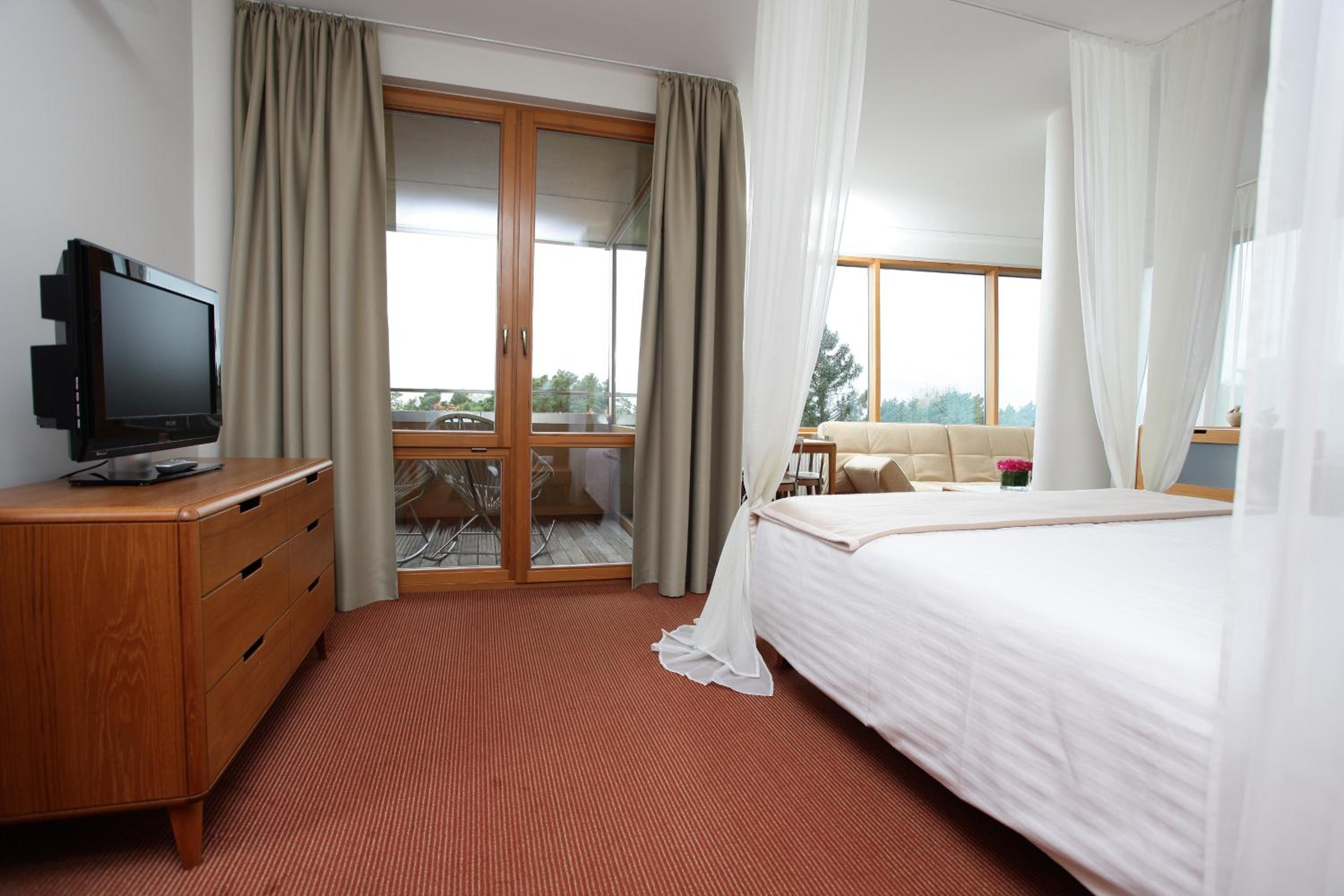 Junior Suite with Spa Access - Building Luxury - Photo 3