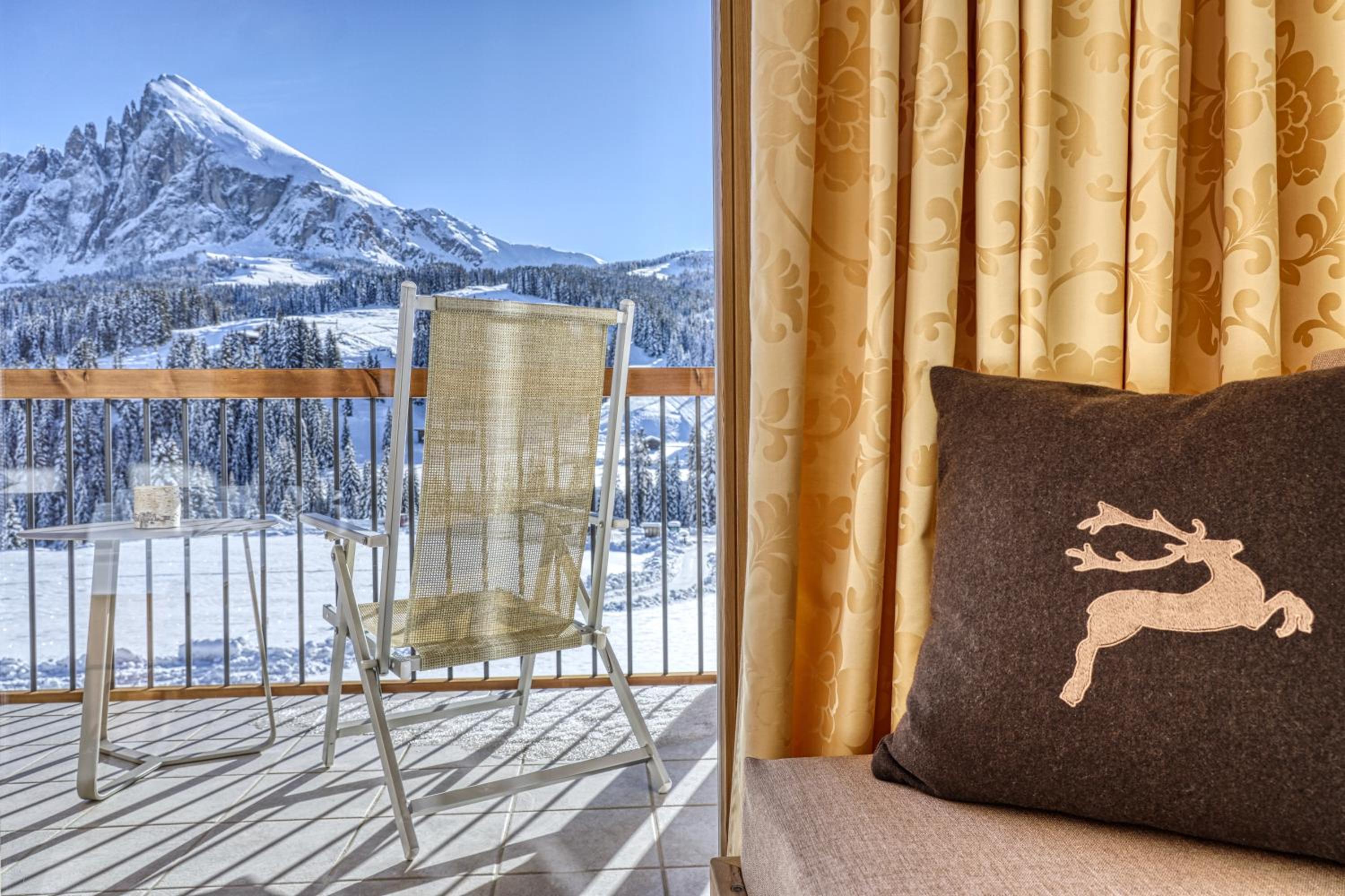Junior Suite with Balcony and Mountain View photo 2