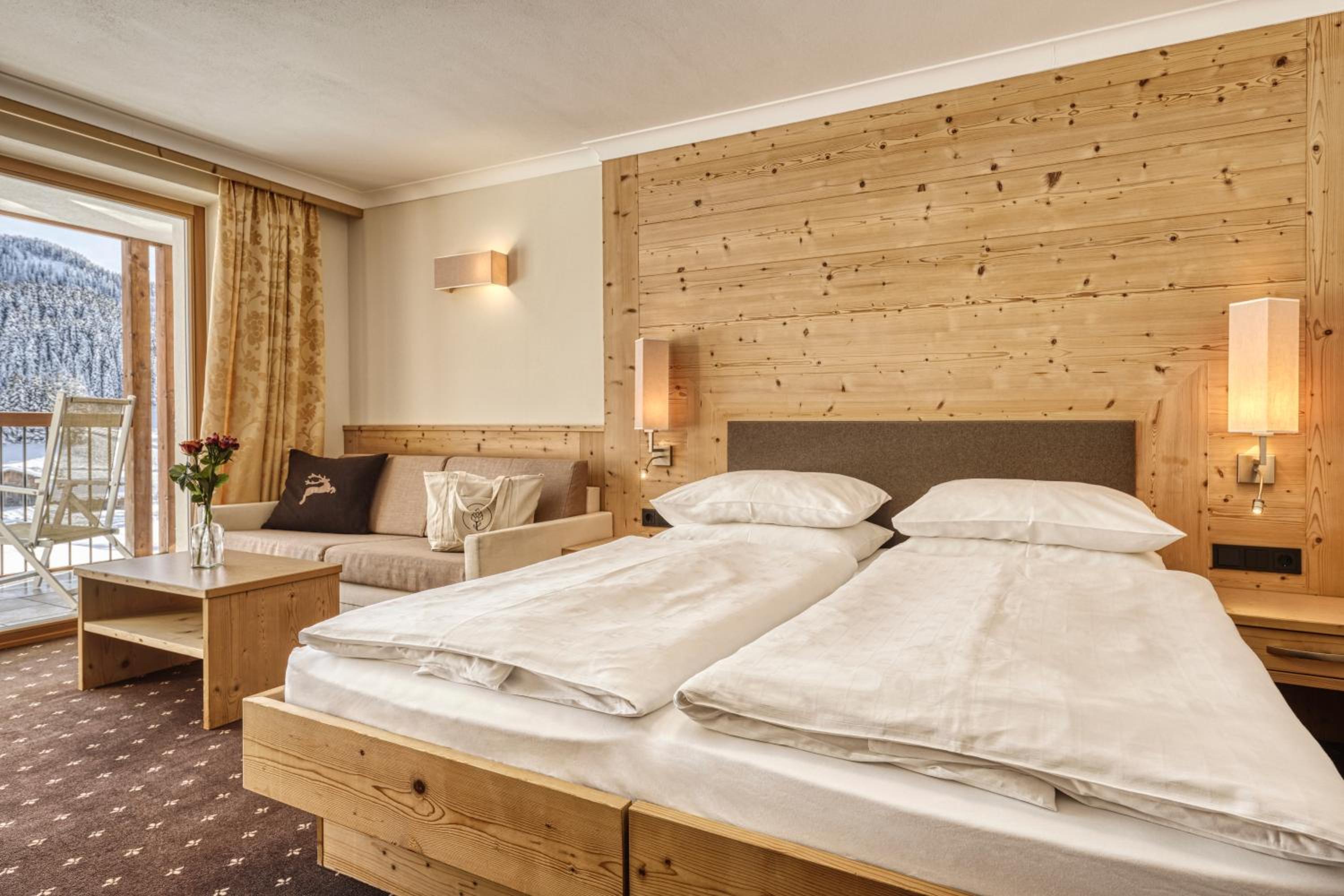 Large Double Room with Balcony and Mountain View photo 3