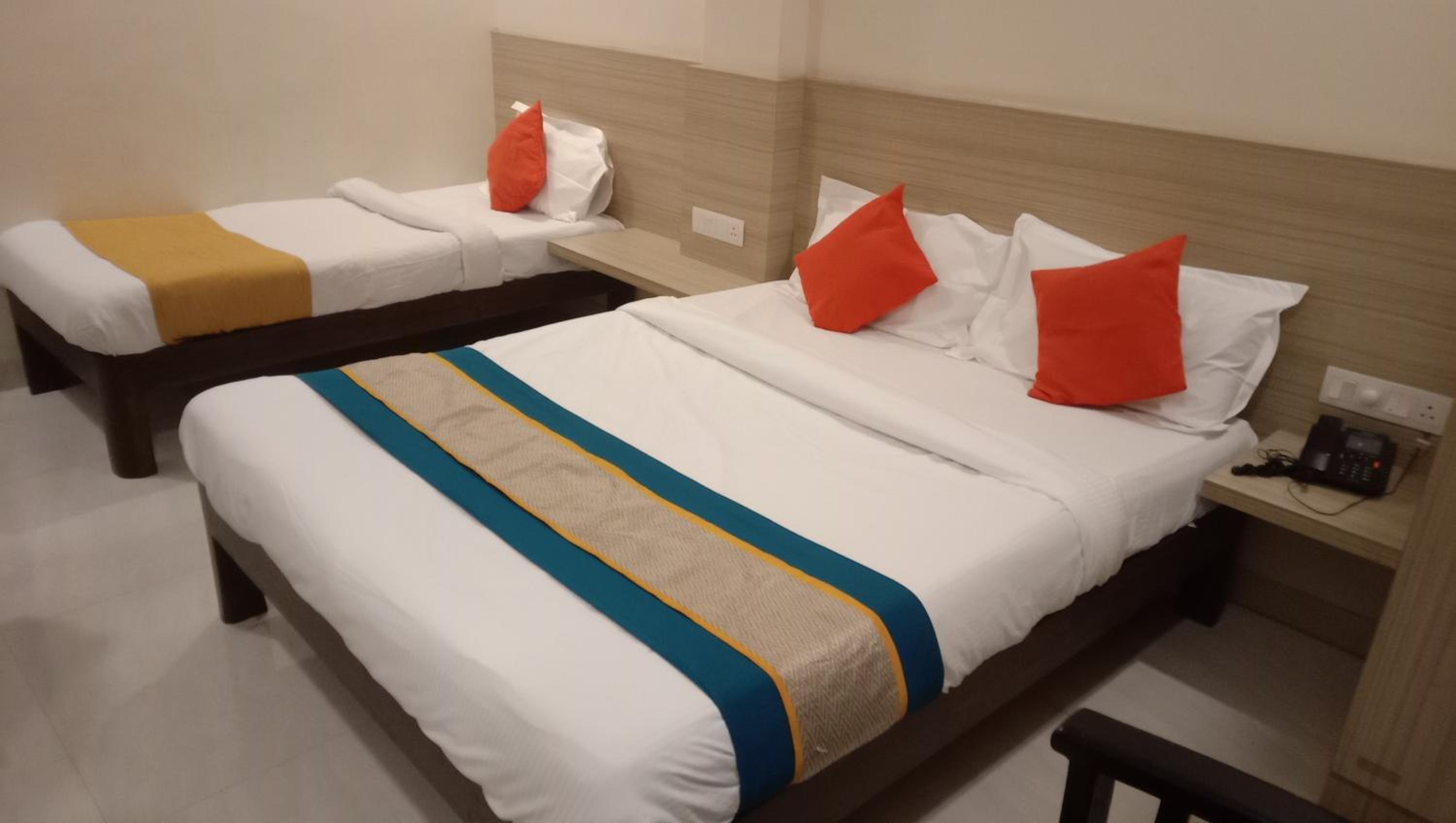Deluxe Family Suite - Photo 3