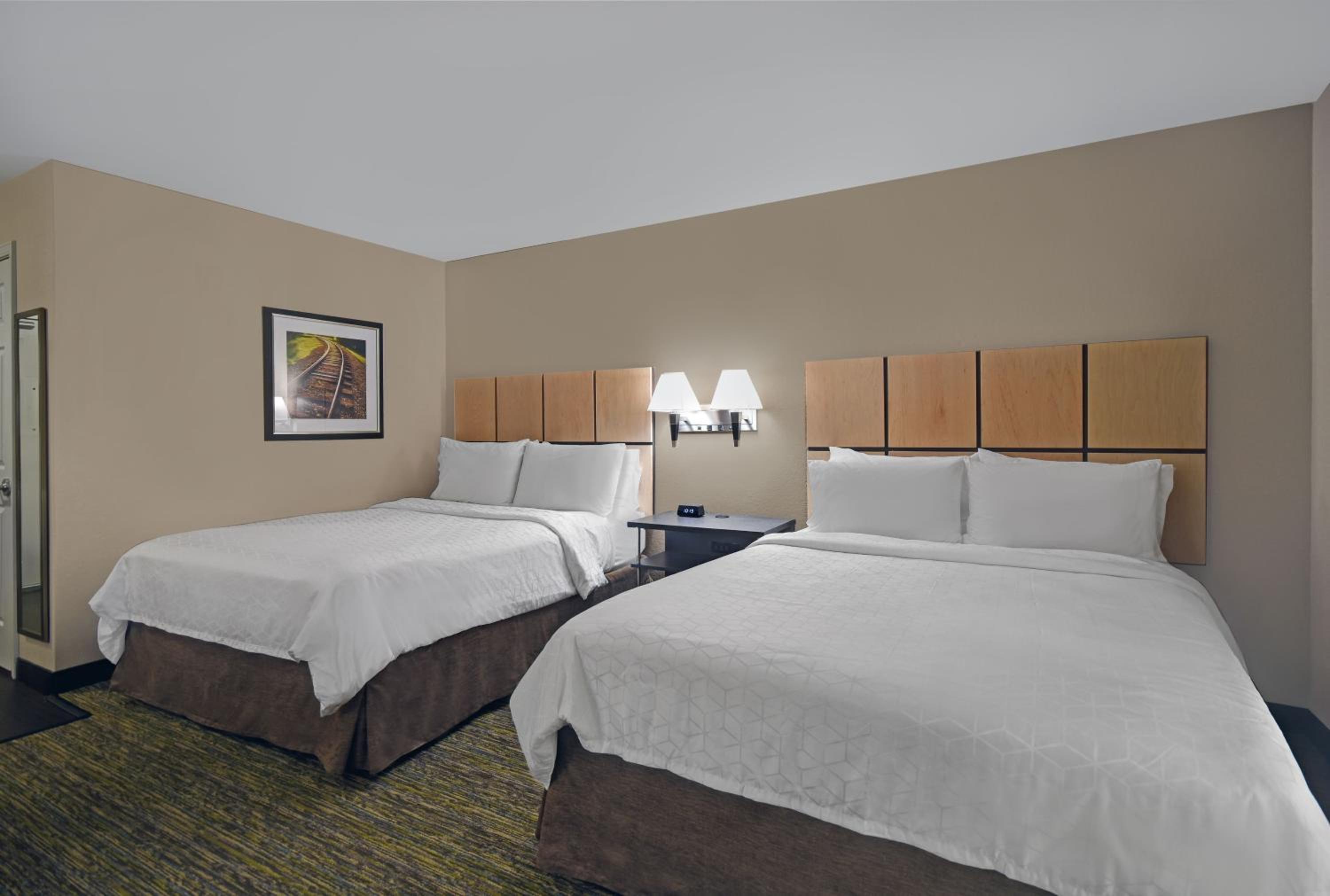 Queen Studio Suite with Two Queen Beds - Disability Access/Non-Smoking - Photo 4