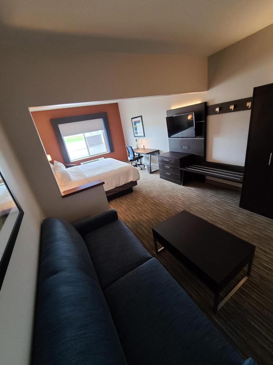 King Suite - Non-Smoking - Photo 3