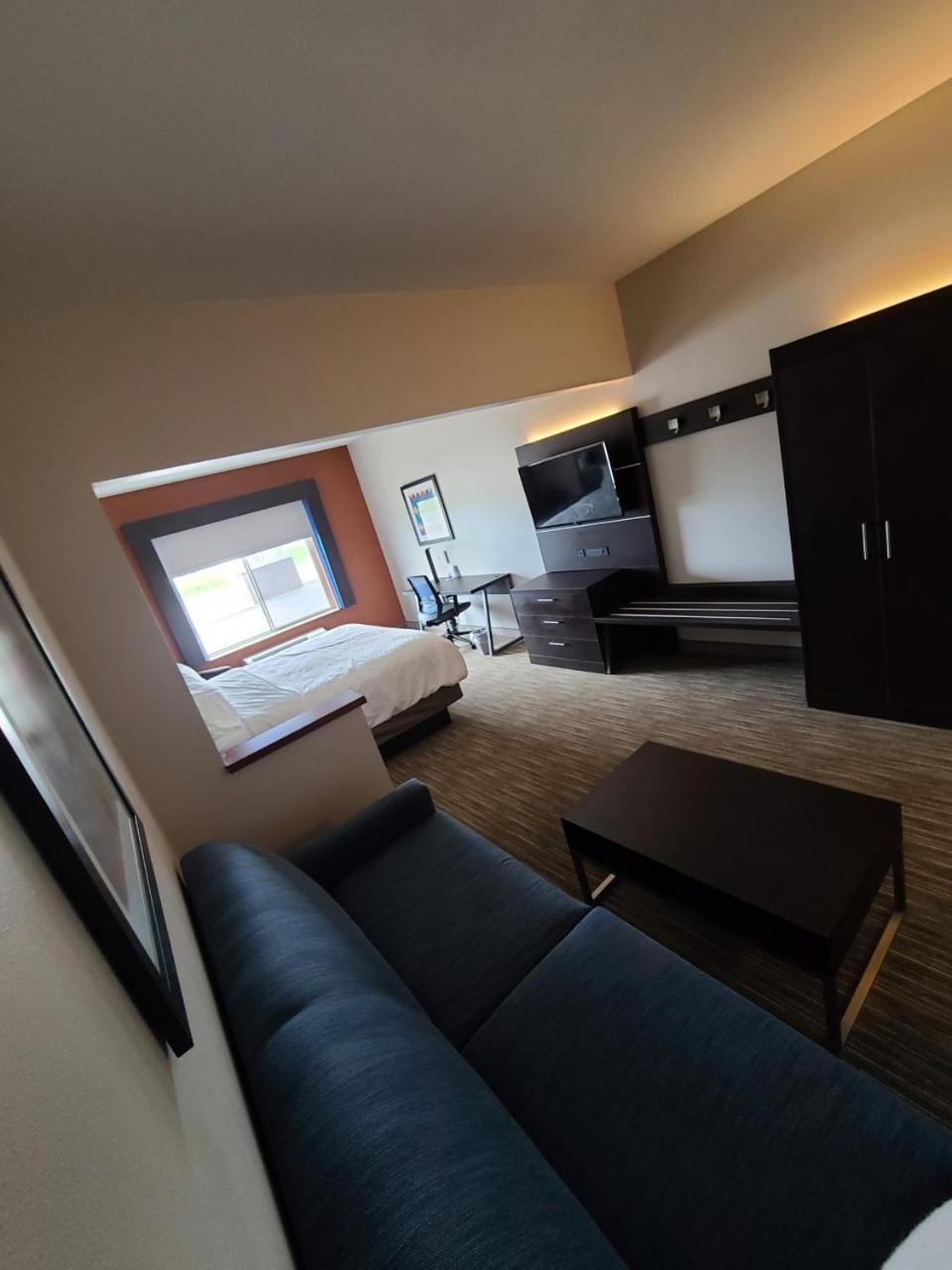 King Suite - Non-Smoking - Photo 2