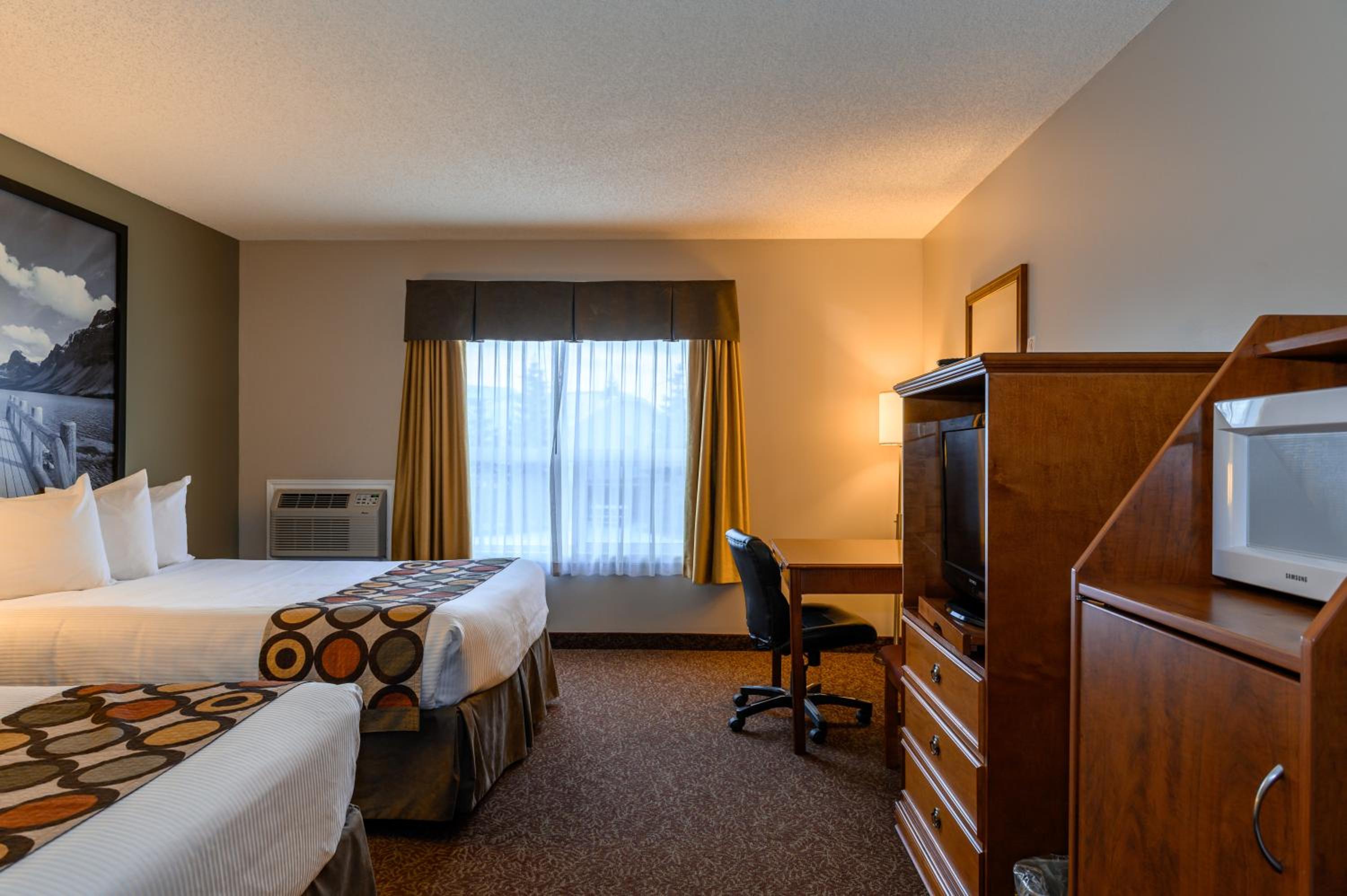 Queen Room with Two Queen Beds - Non-Smoking - Photo 2
