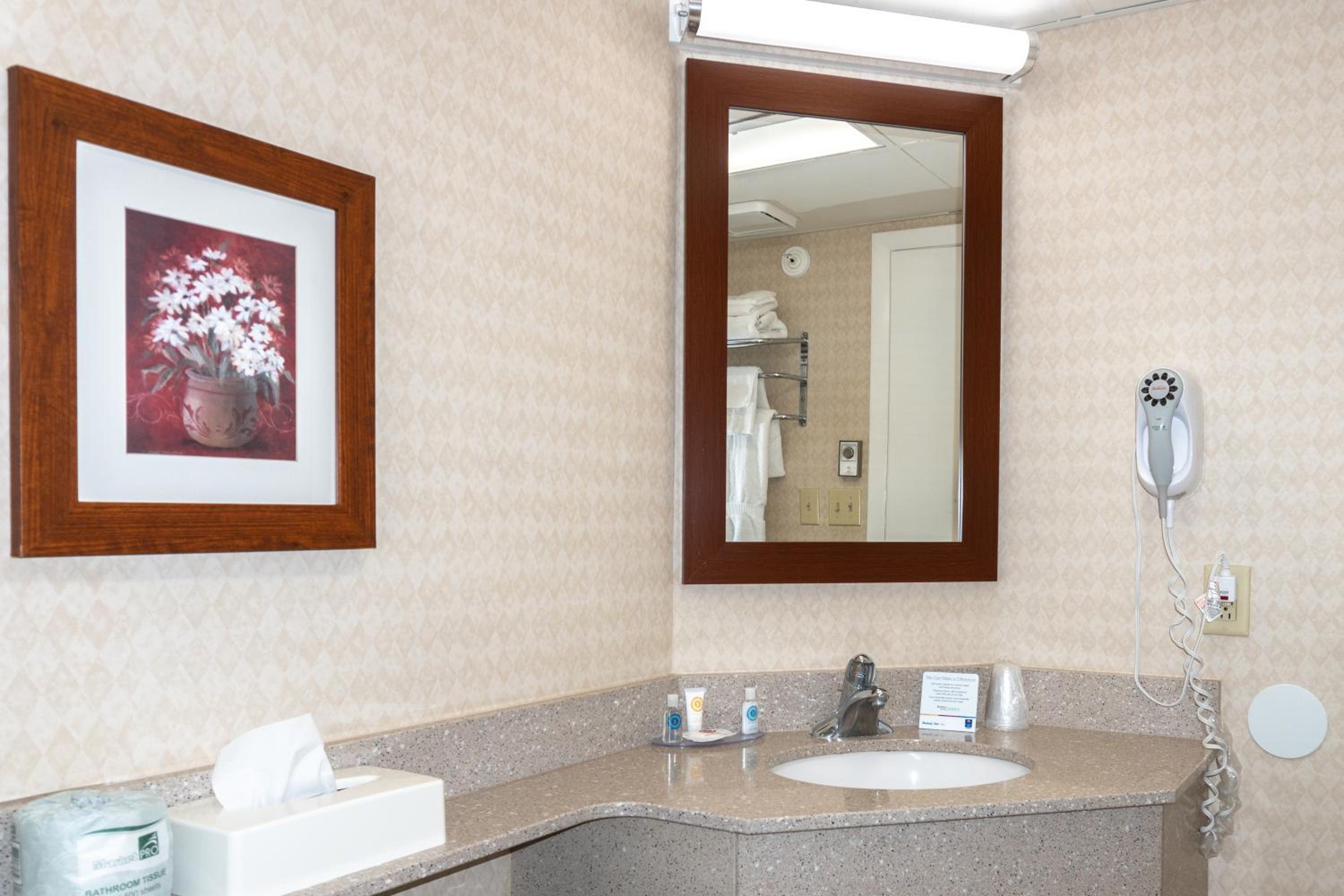  Two Queen Beds with 1st floor Street View - Handicap Accessible - Photo 10